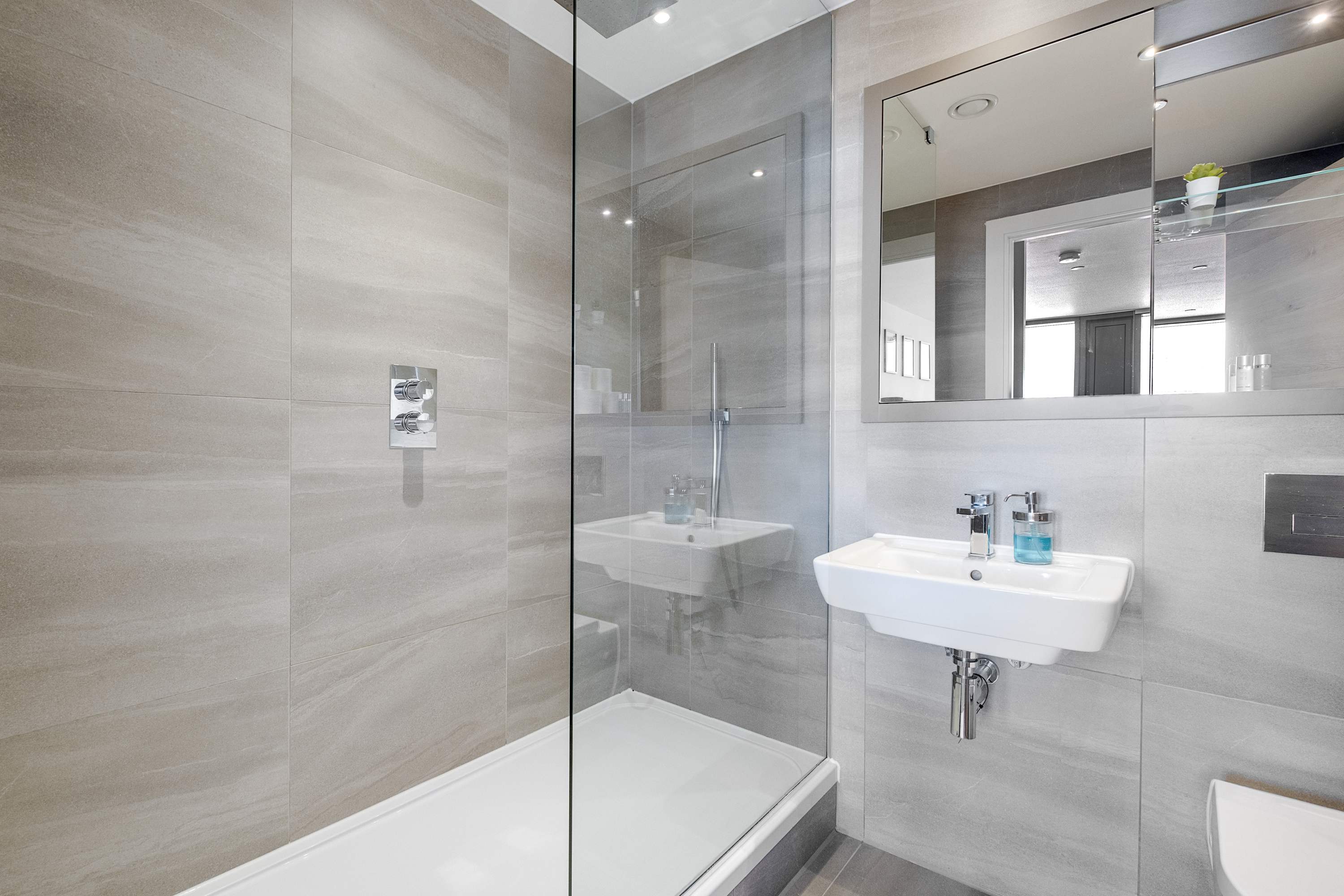 View Bright & Comfortable 2-Bed Apartment near City Cen in Broad Street 218 B1 Bright & Comfortable 2-Bed Apartment near City Cen in Broad Street 218 B1 - Property image 14 - VivreStays