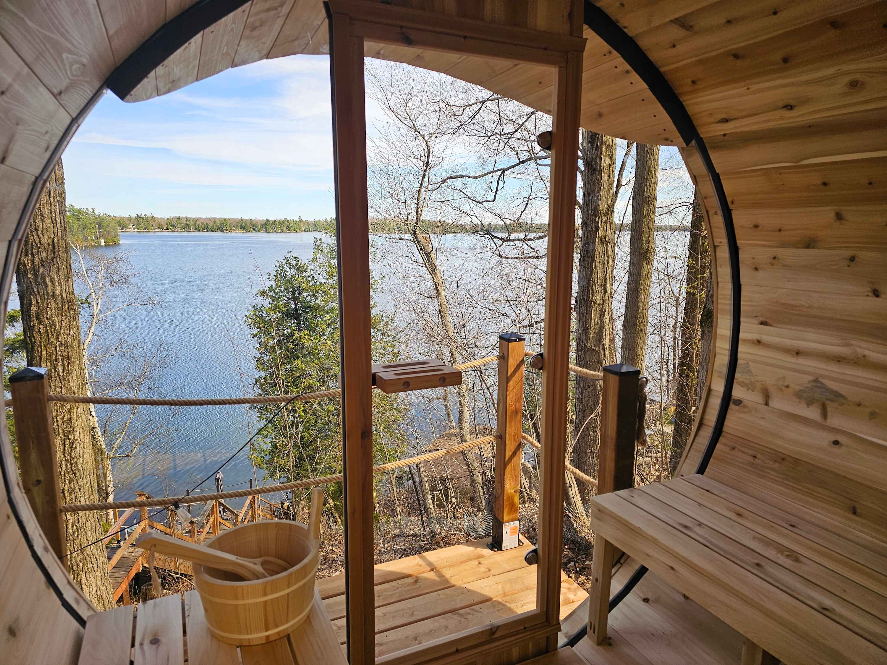 OTTER'S HOLT - Lakeside retreat with hot tub & sauna