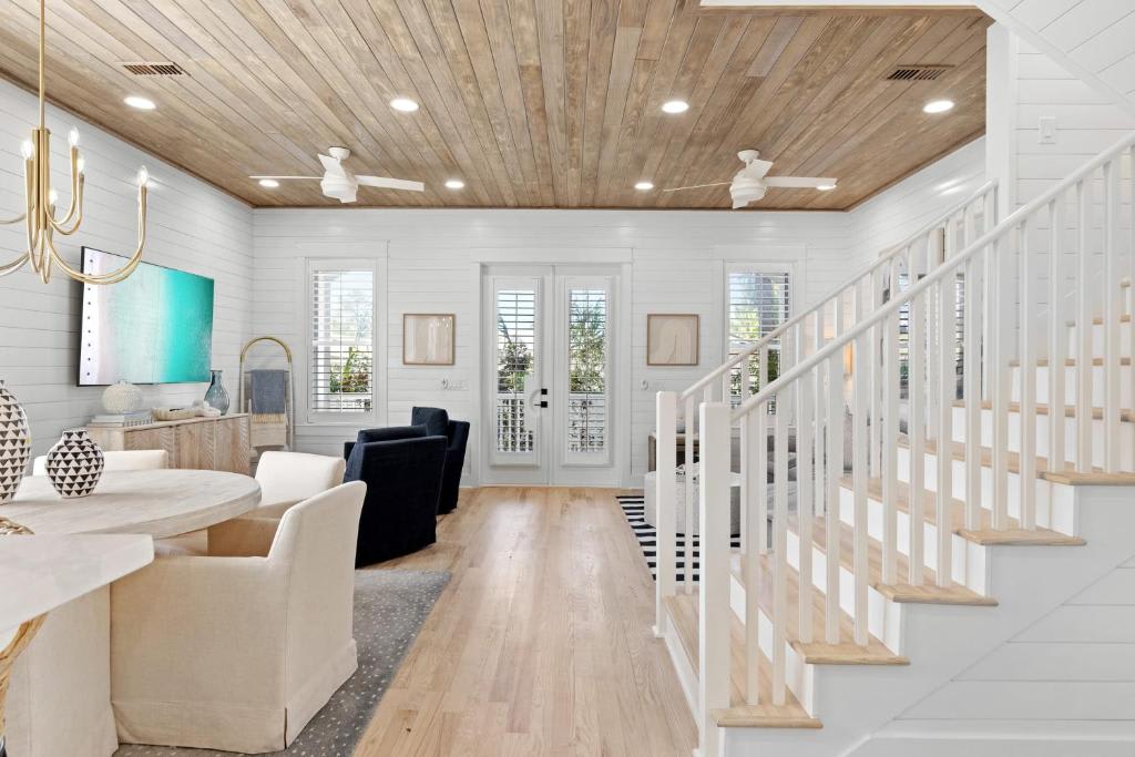 Hot Tub, Fire Pit, Steps to 30A Beach | Reel McCoy