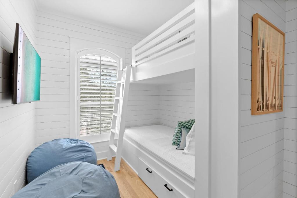Hot Tub, Fire Pit, Steps to 30A Beach | Reel McCoy