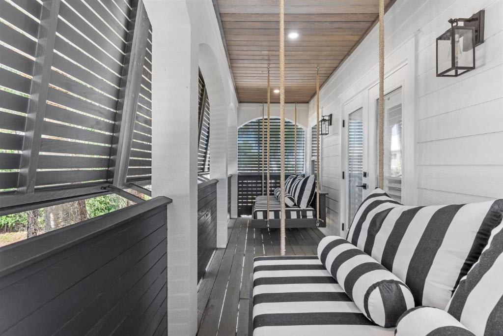 Hot Tub, Fire Pit, Steps to 30A Beach | Reel McCoy