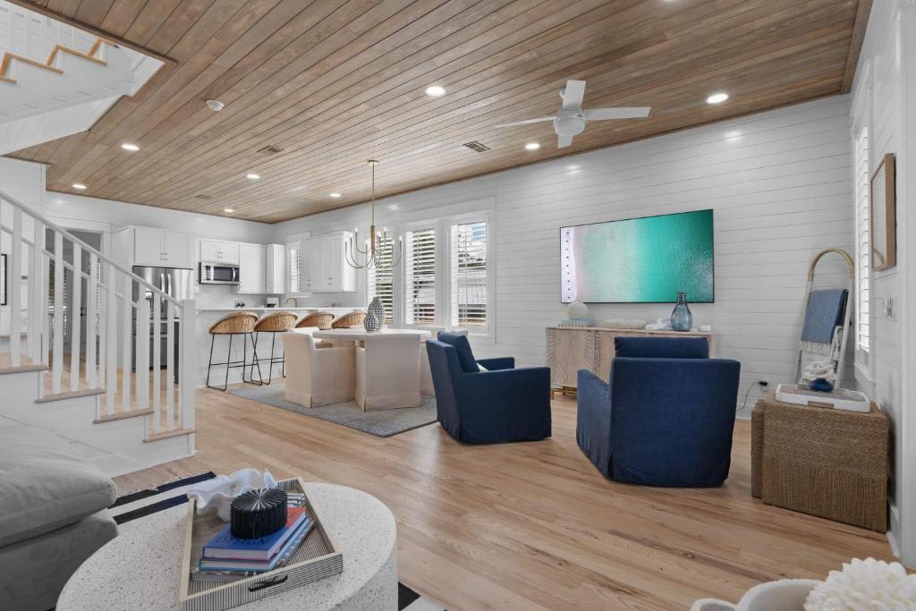 Hot Tub, Fire Pit, Steps to 30A Beach | Reel McCoy