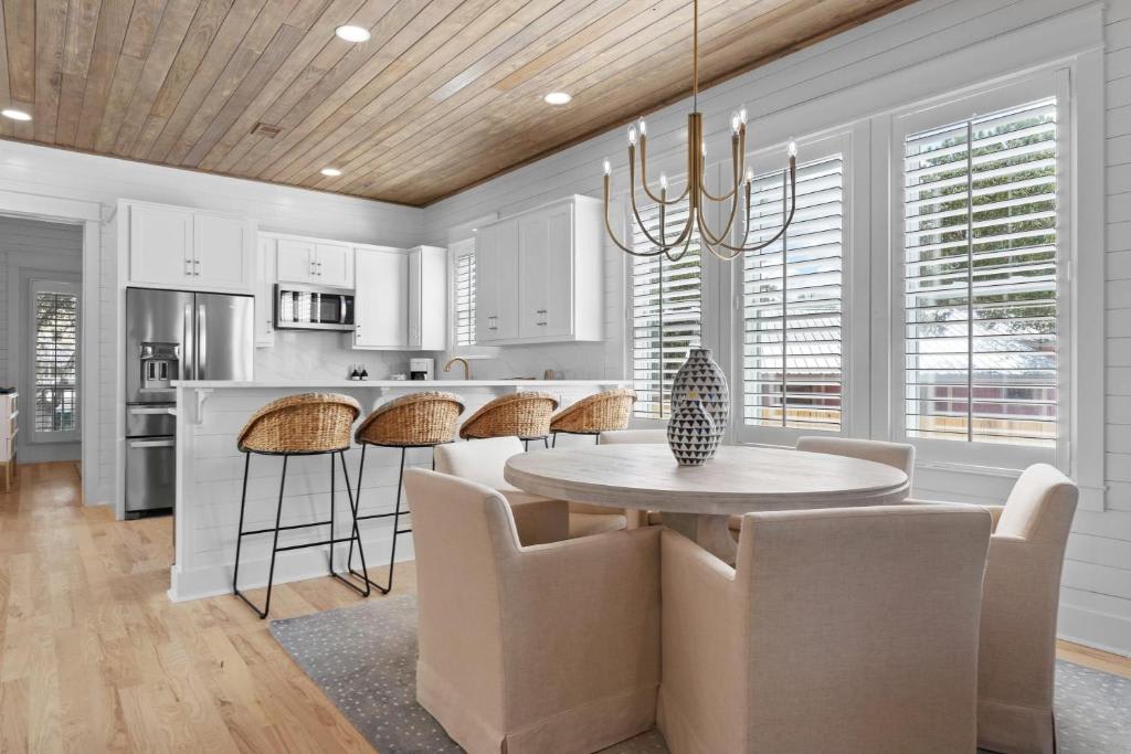 Hot Tub, Fire Pit, Steps to 30A Beach | Reel McCoy