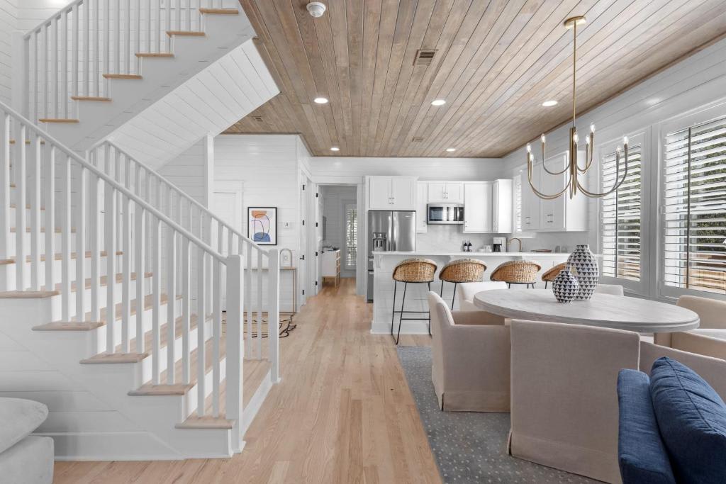 Hot Tub, Fire Pit, Steps to 30A Beach | Reel McCoy