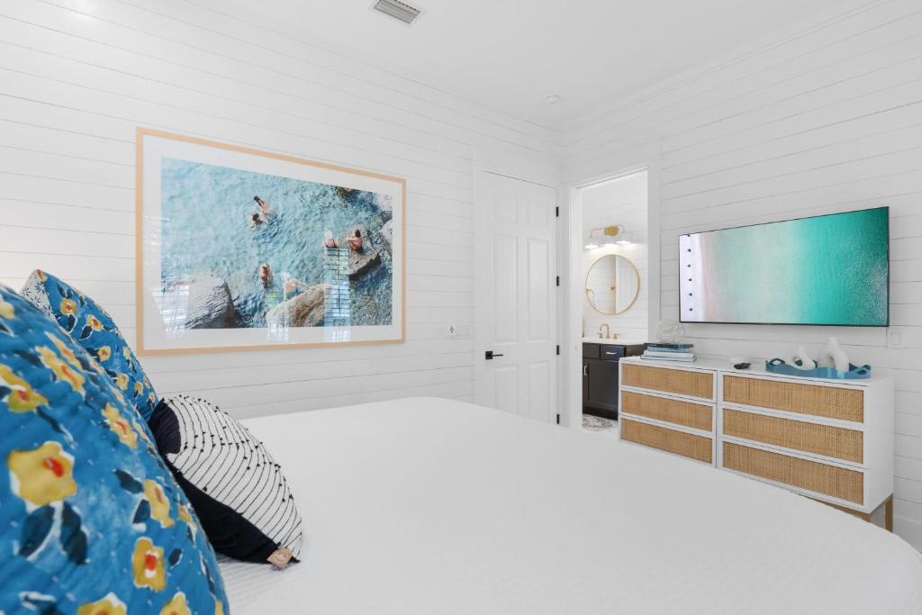 Hot Tub, Fire Pit, Steps to 30A Beach | Reel McCoy