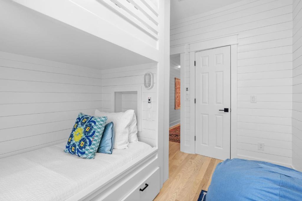 Hot Tub, Fire Pit, Steps to 30A Beach | Reel McCoy