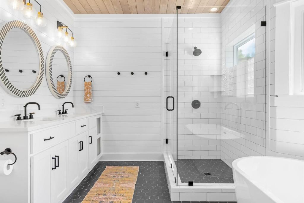 Hot Tub, Fire Pit, Steps to 30A Beach | Reel McCoy
