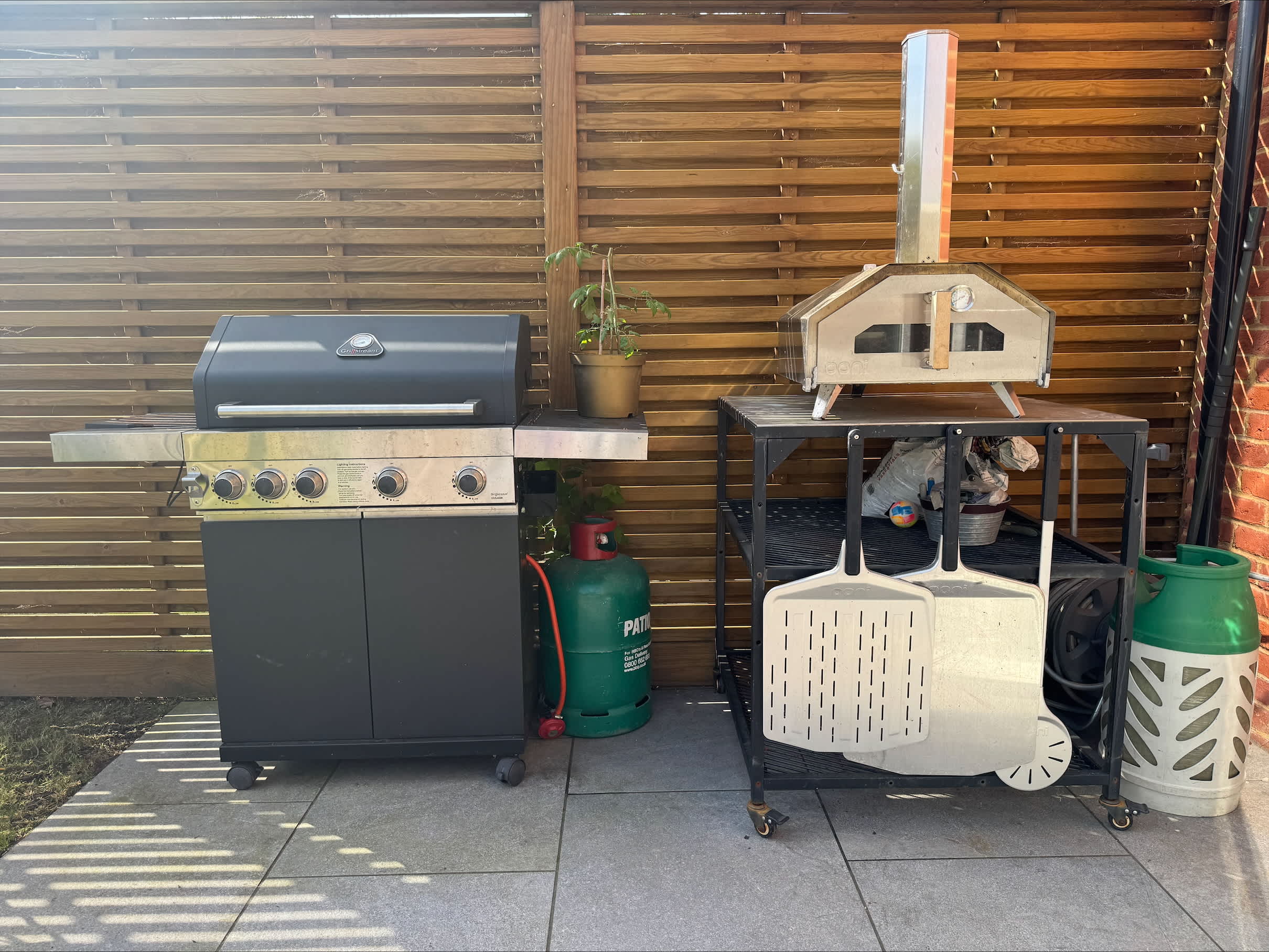 Fire up the BBQ and pizza oven for some laid-back al fresco dining!