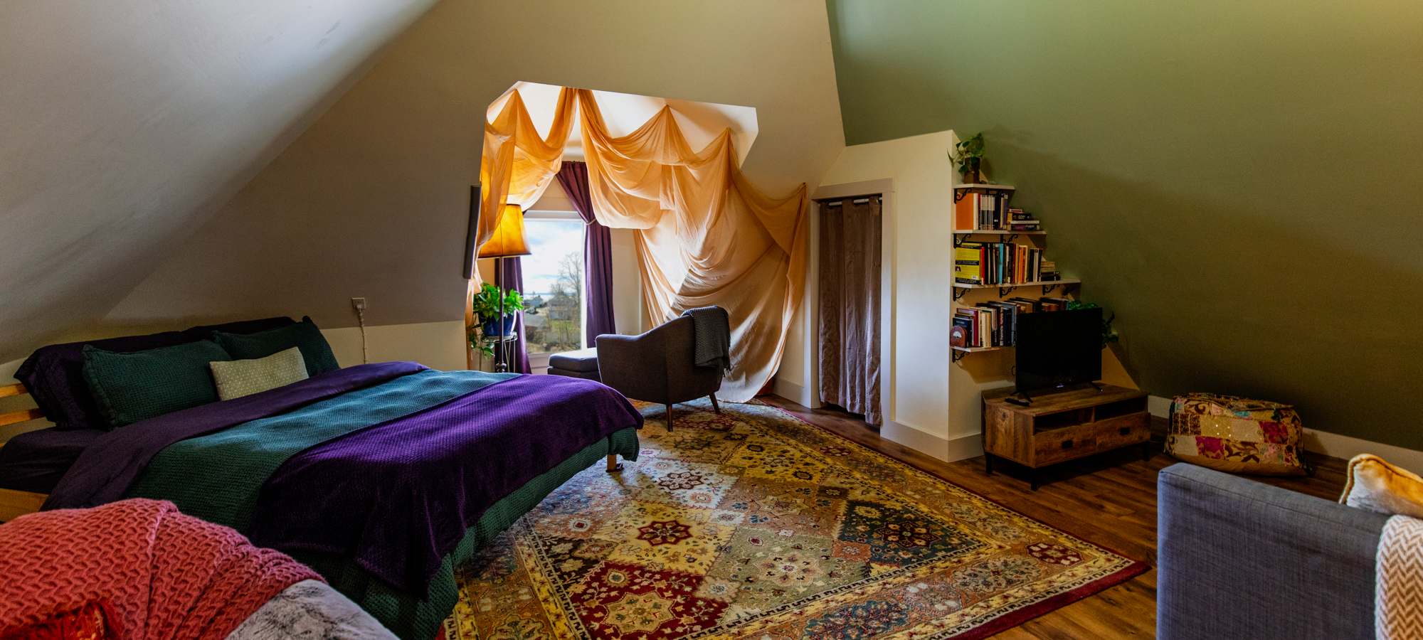 Bright Split Level Retreat With Cozy Nooks - Charming Escape - Burlington