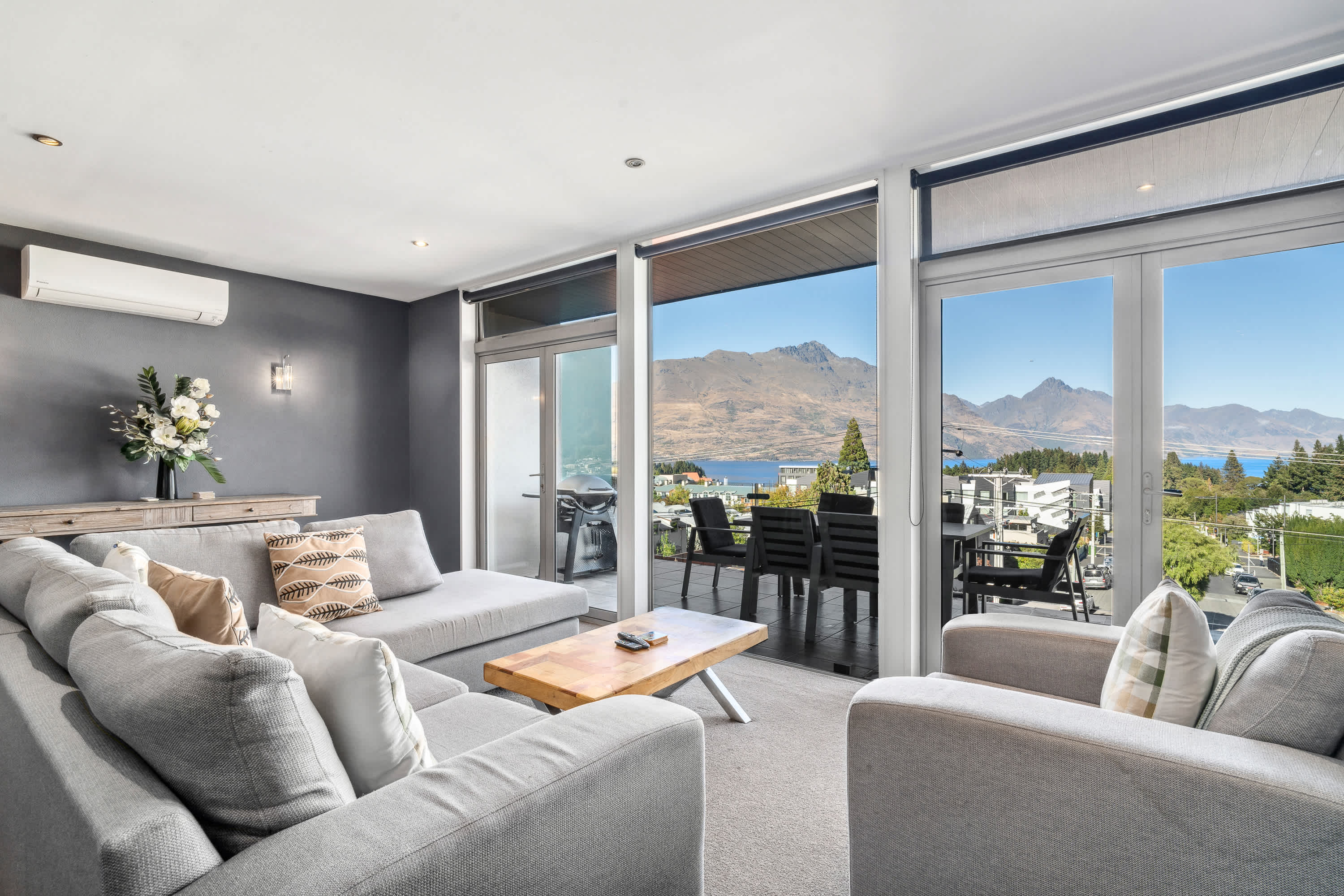 Luxury Queenstown Apartment w/ Lake Views
