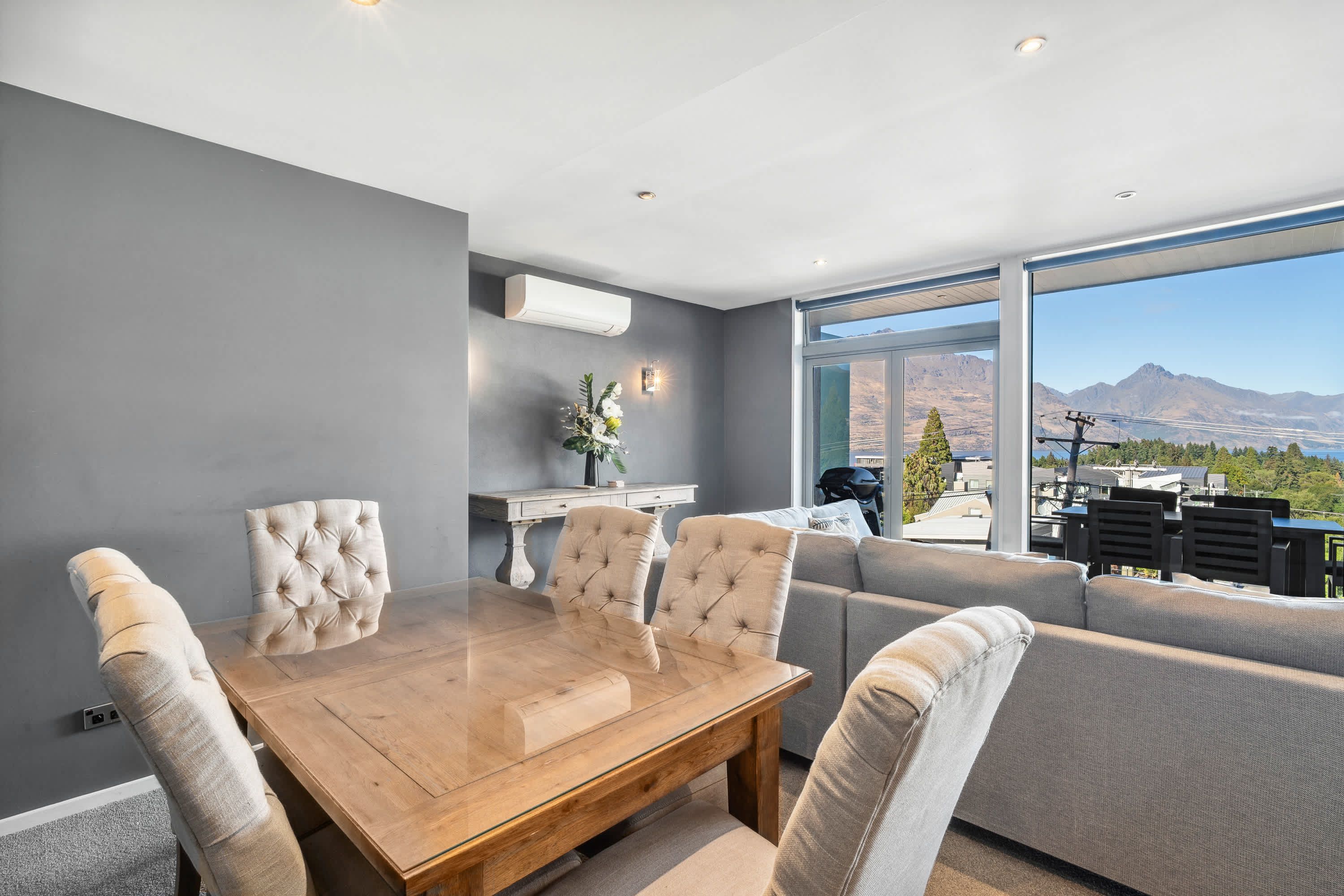 Luxury Queenstown Apartment w/ Lake Views