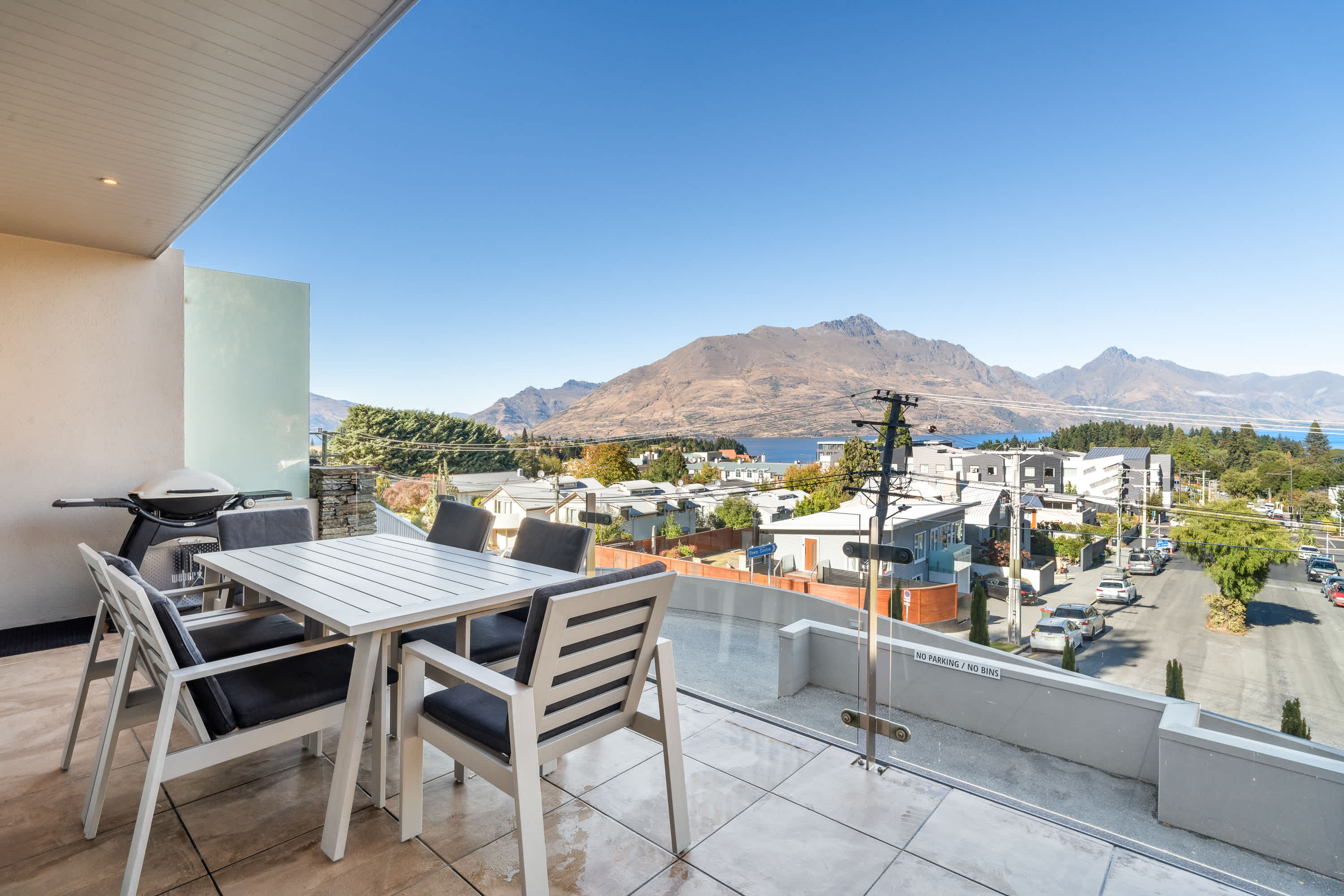 Luxury Queenstown Apartment w/ Lake Views
