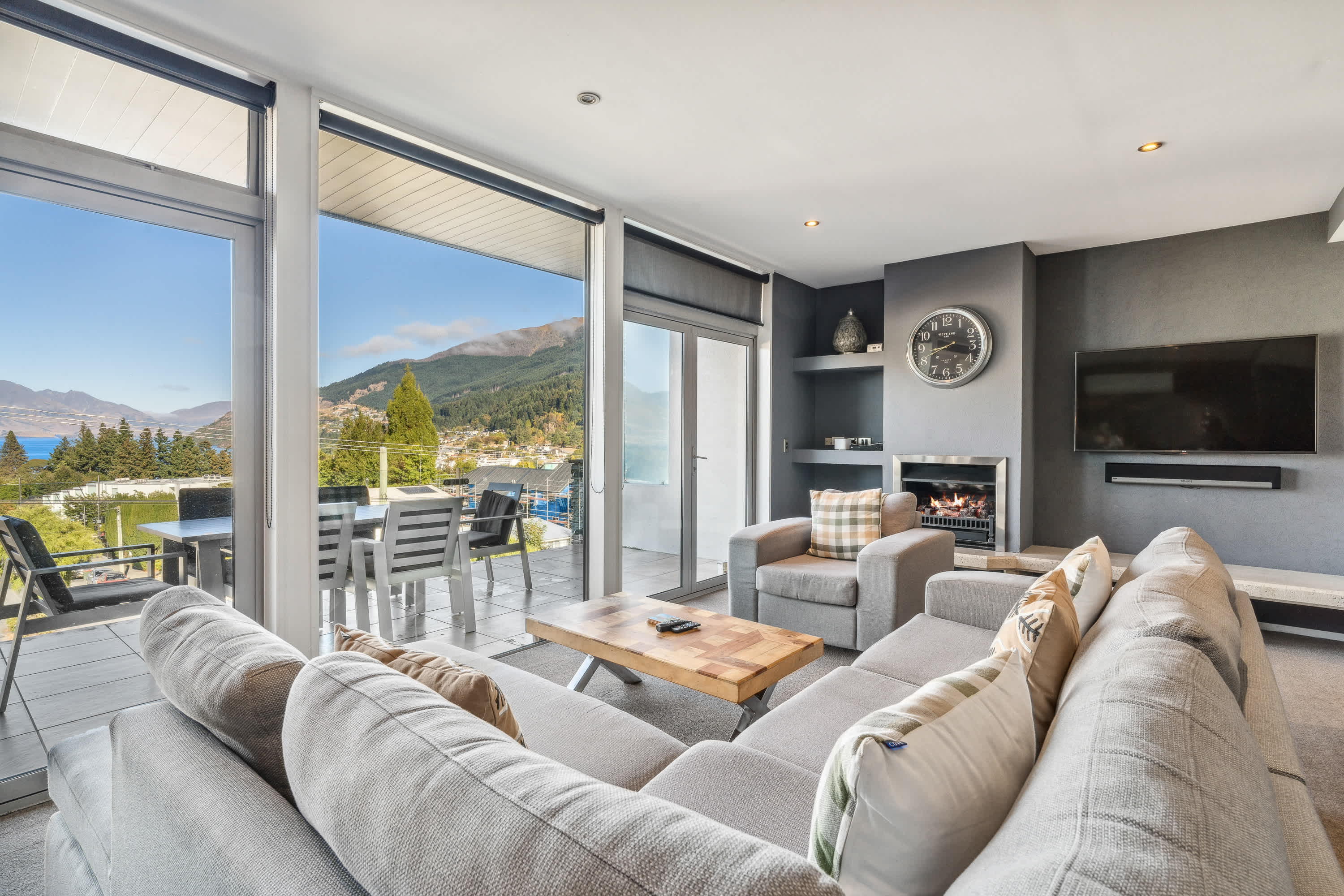 Luxury Queenstown Apartment w/ Lake Views