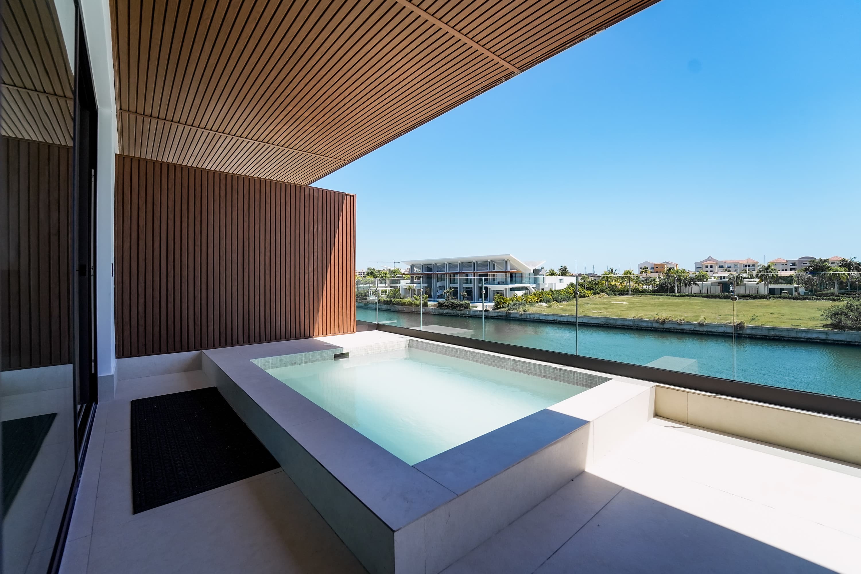 Spectacular luxury condo w Marina views
