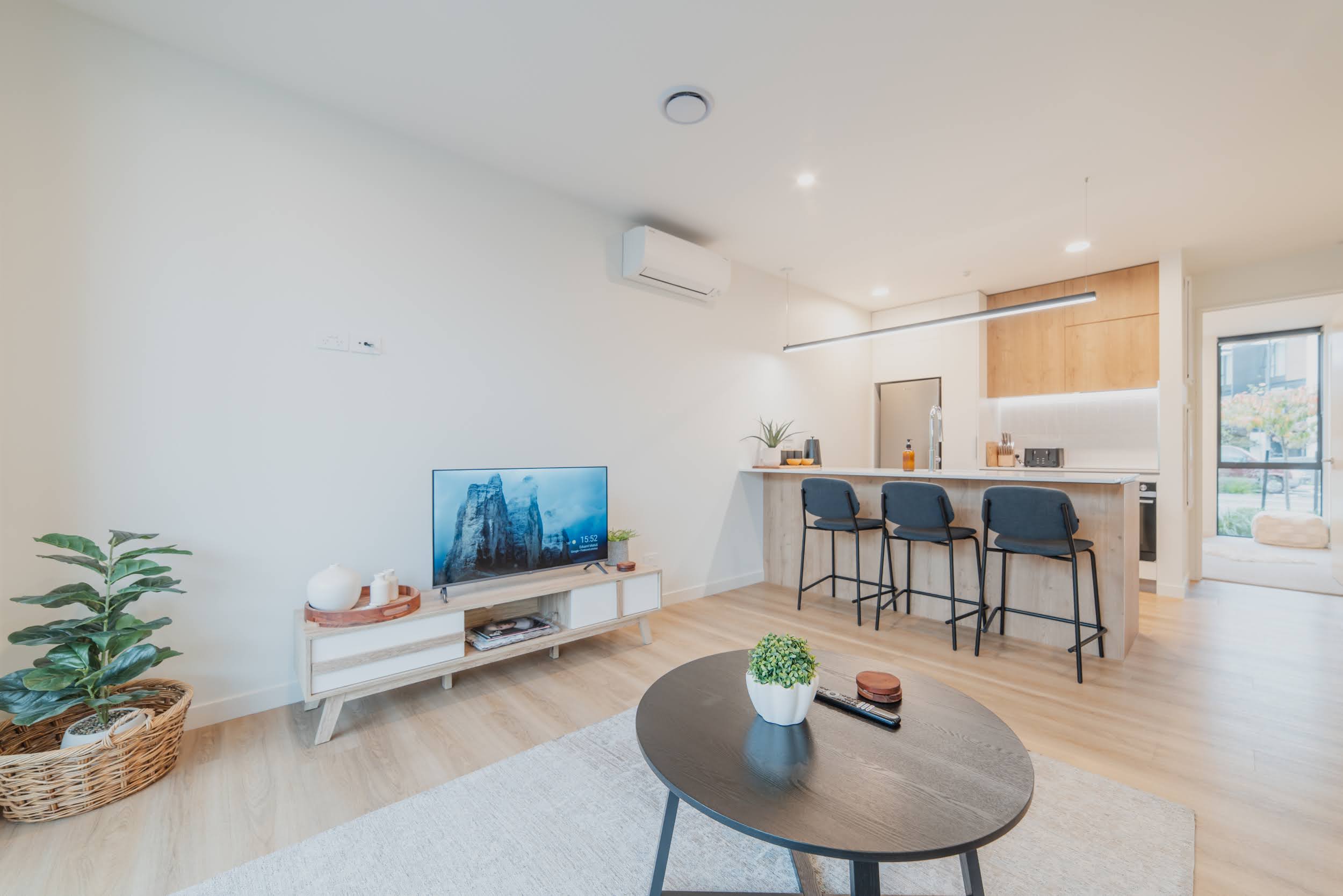 Modern 1BR Retreat with Bath & Laundry – Manchester