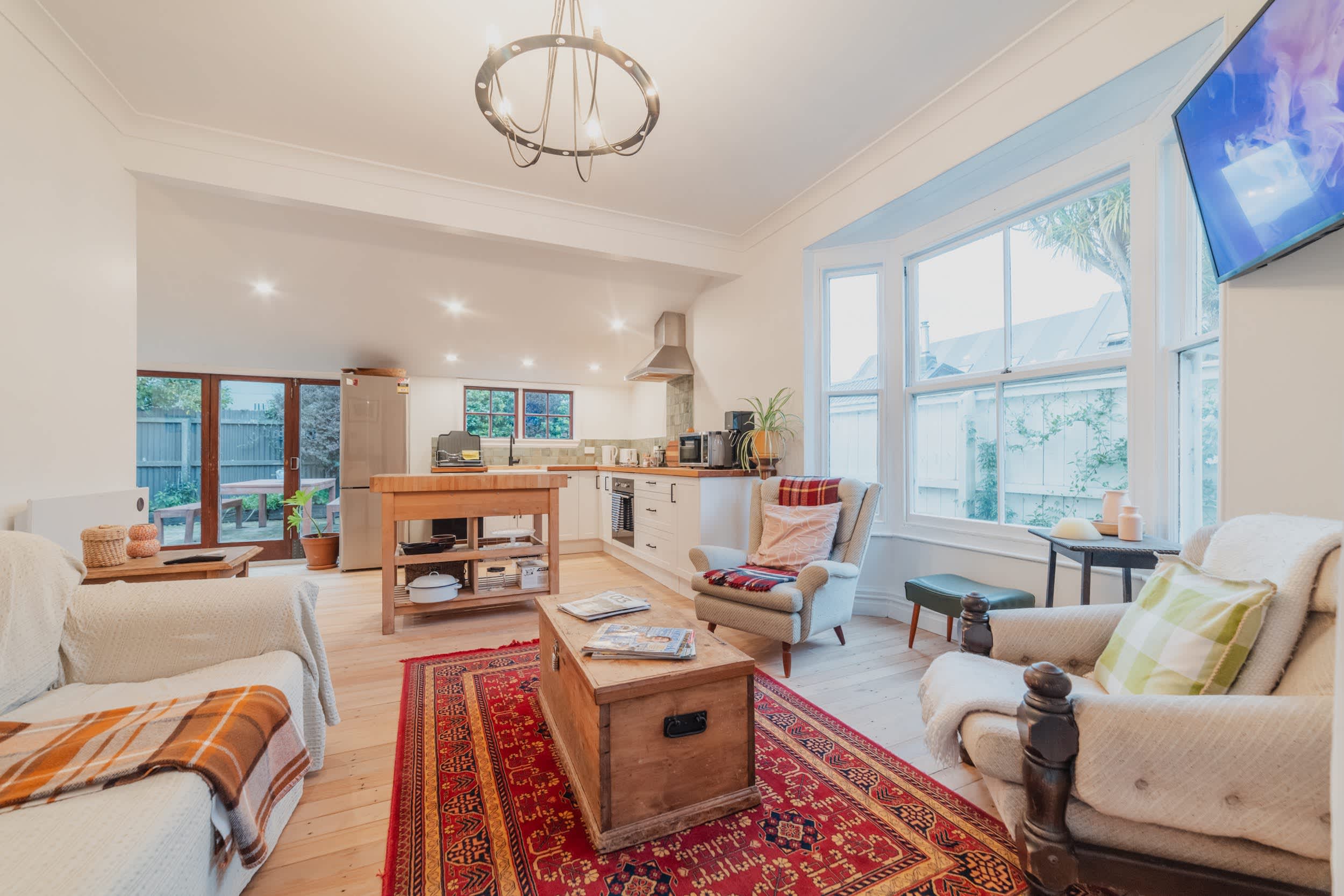 Stylish Central Cottage – Modern Heating & Parking