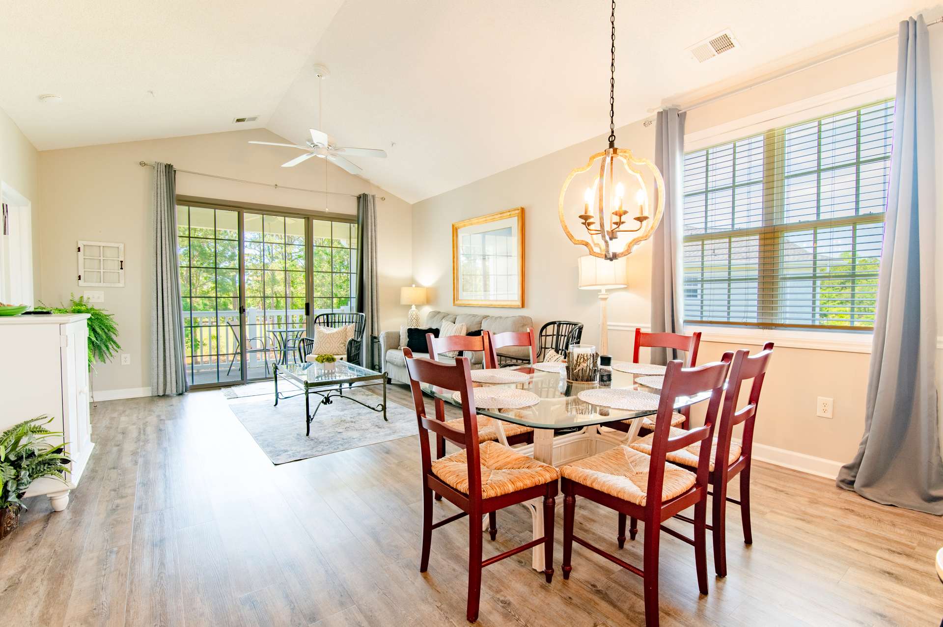 Massive Waterfront Pool! Lakefront Condo Famous Barefoot Resort