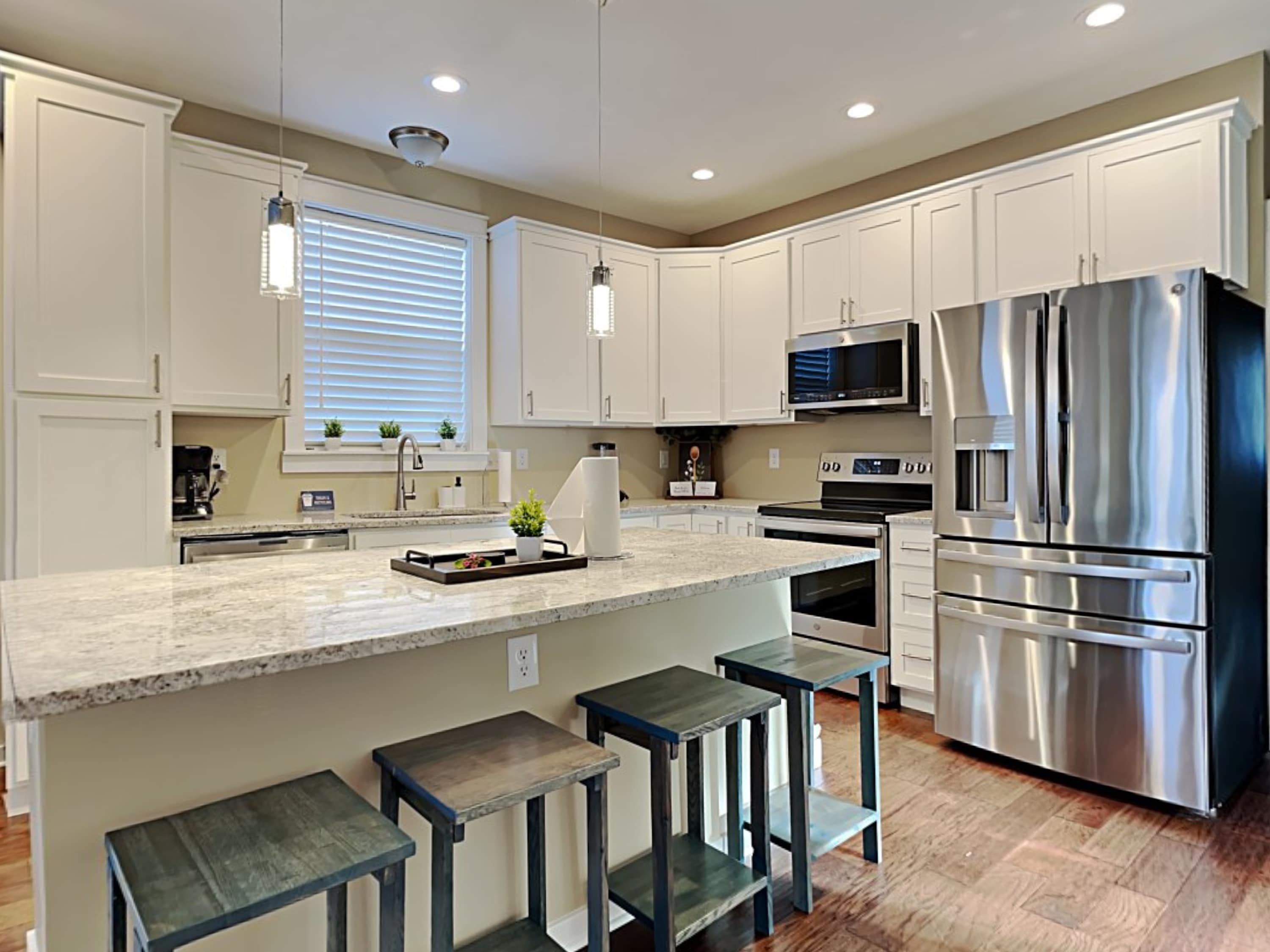 Spacious Duplex With Modern Amenities - Charming Retreat - Indianapolis, IN