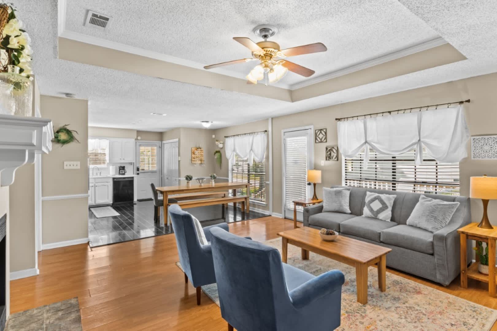 10 Mins to Tiger Stadium! South Burbank Bungalow