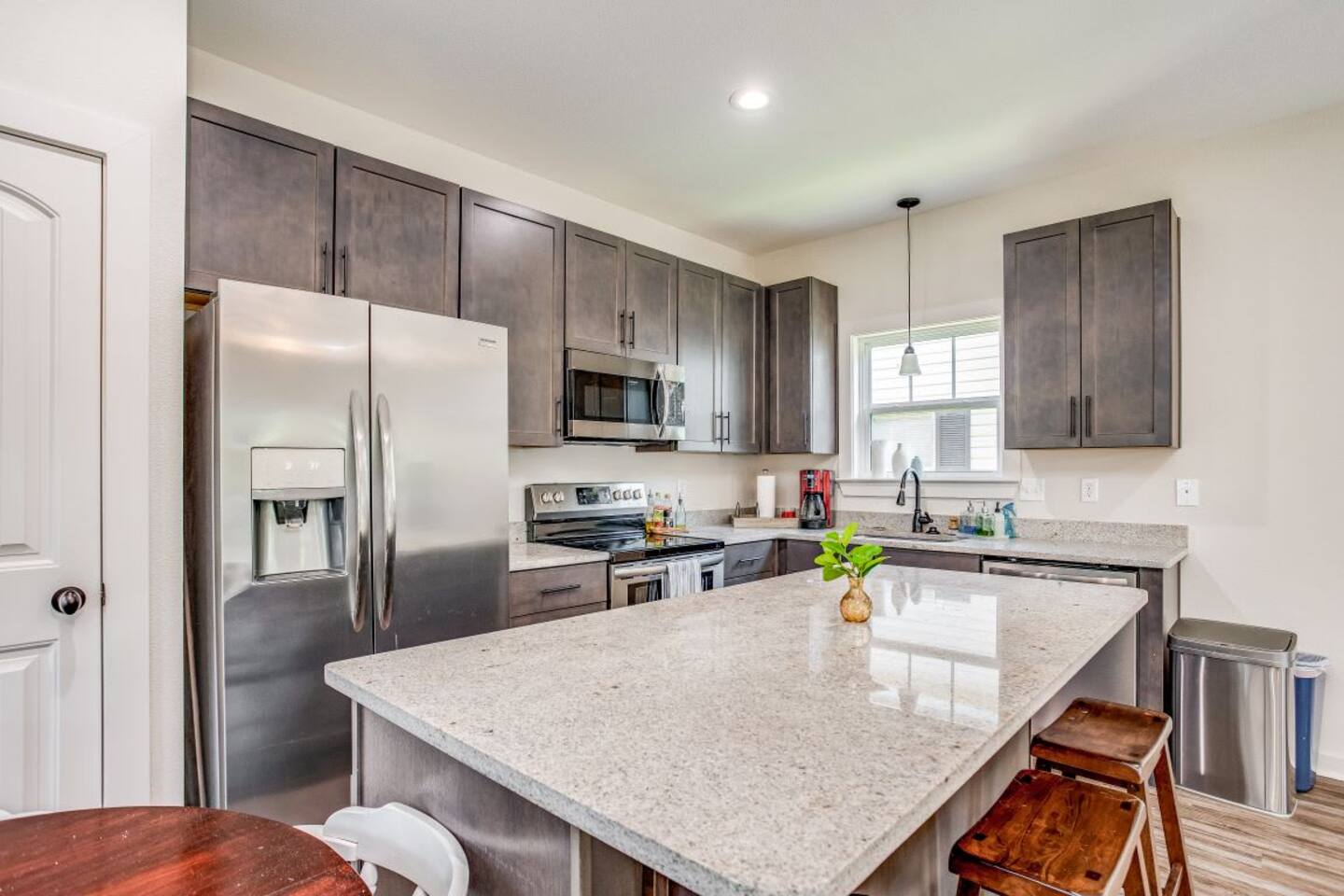 Near Downtown, Dining & Base - Beach Flow Bungalow