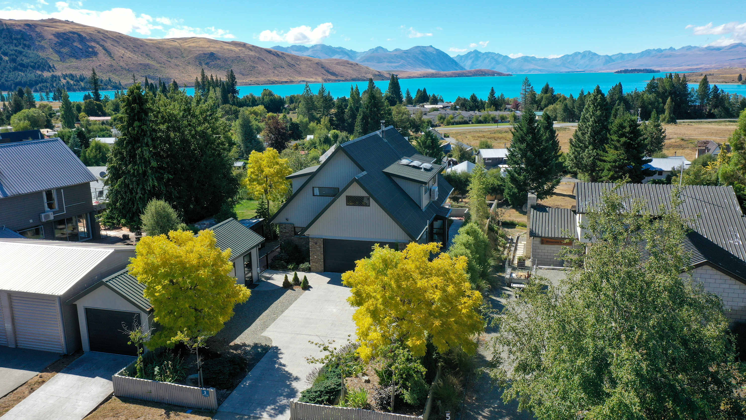 Lake House – Modern 3BR, Views, Parking