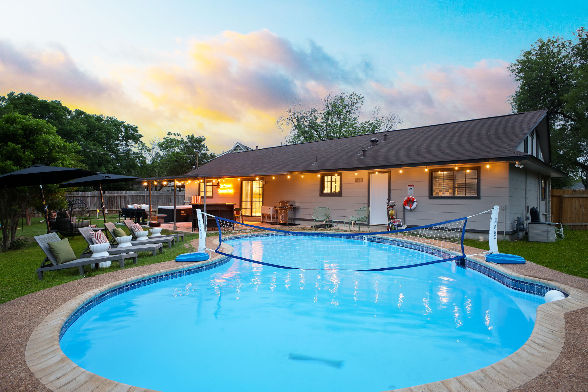 Sleeps 10 - Pool - Hot Tub - Fire Pit - Playground — San Antonio, TX — vacation rental