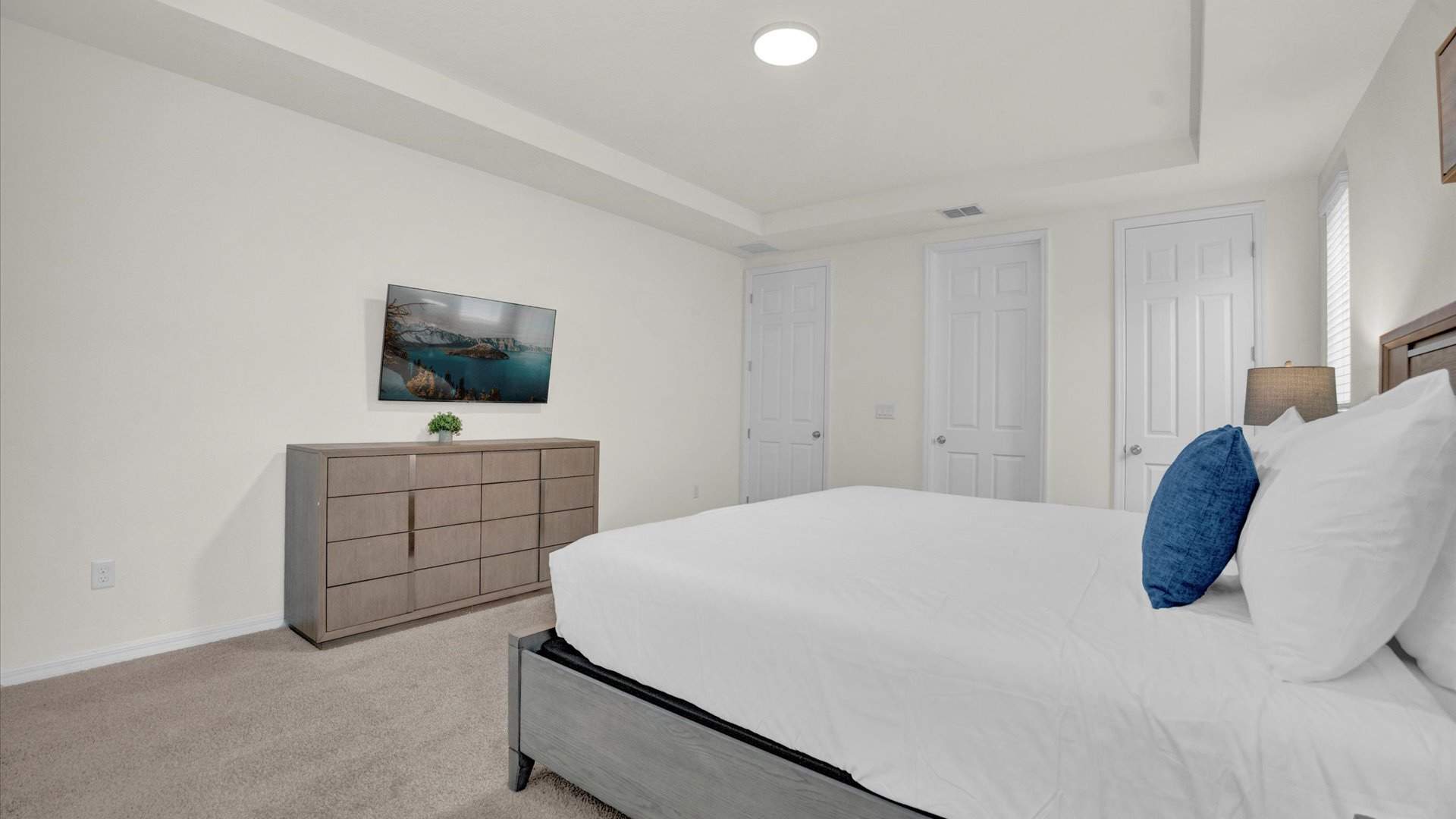 King Bedroom with Smart TV and Fresh linens 