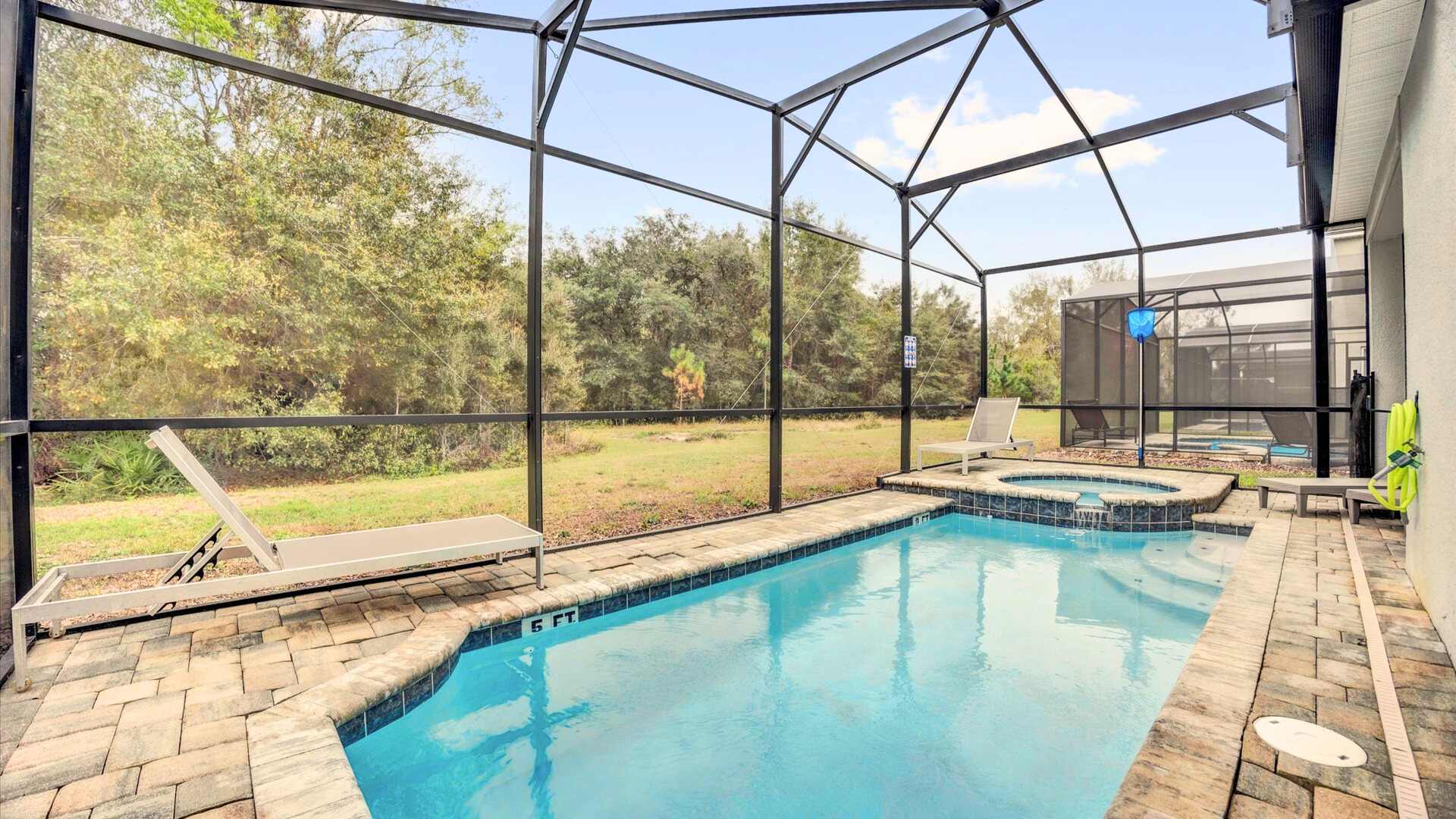 Private Outdoor Swimming Pool and Jacuzzi 