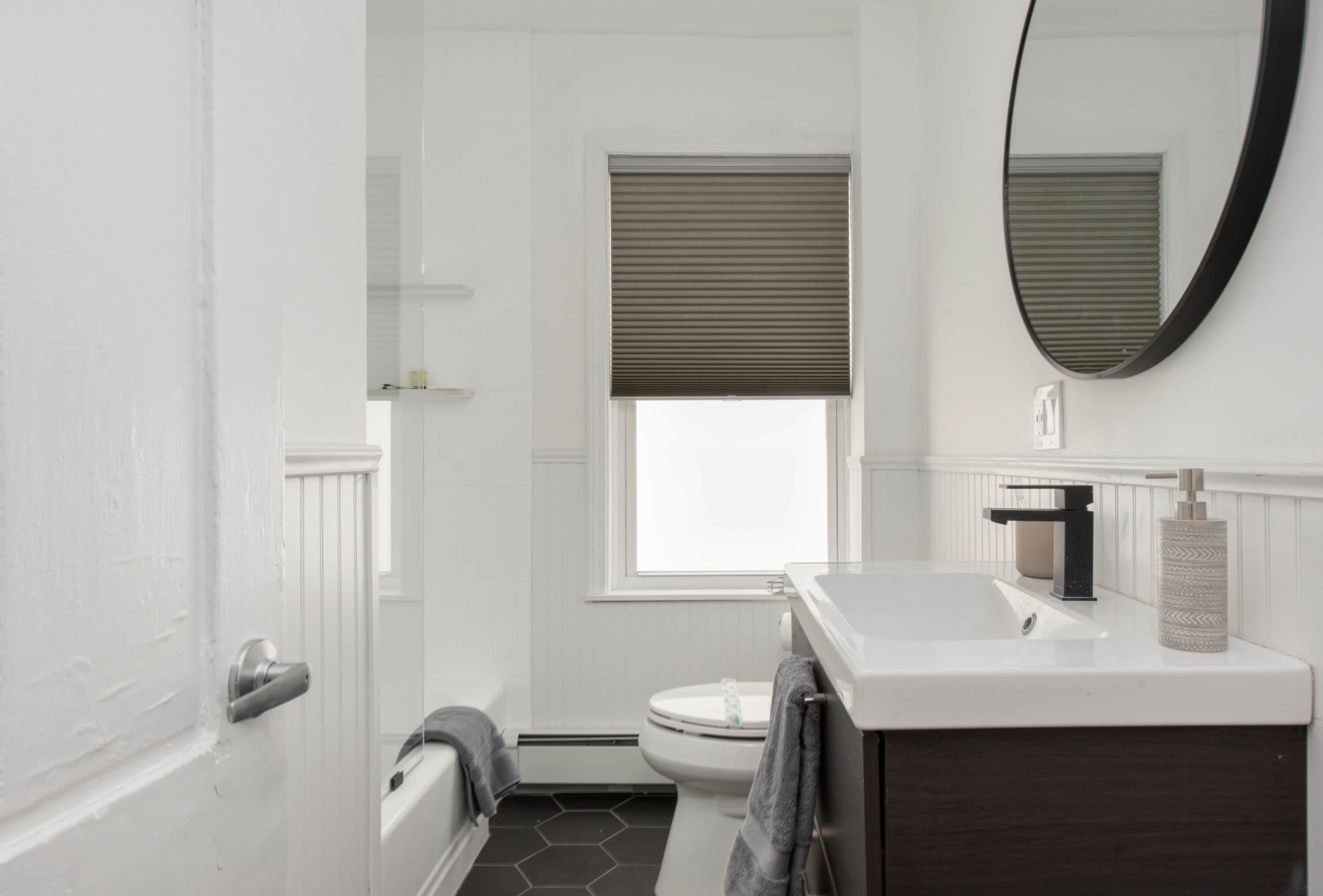 Historic Apartments in Center, Warren - Sleep 8!
