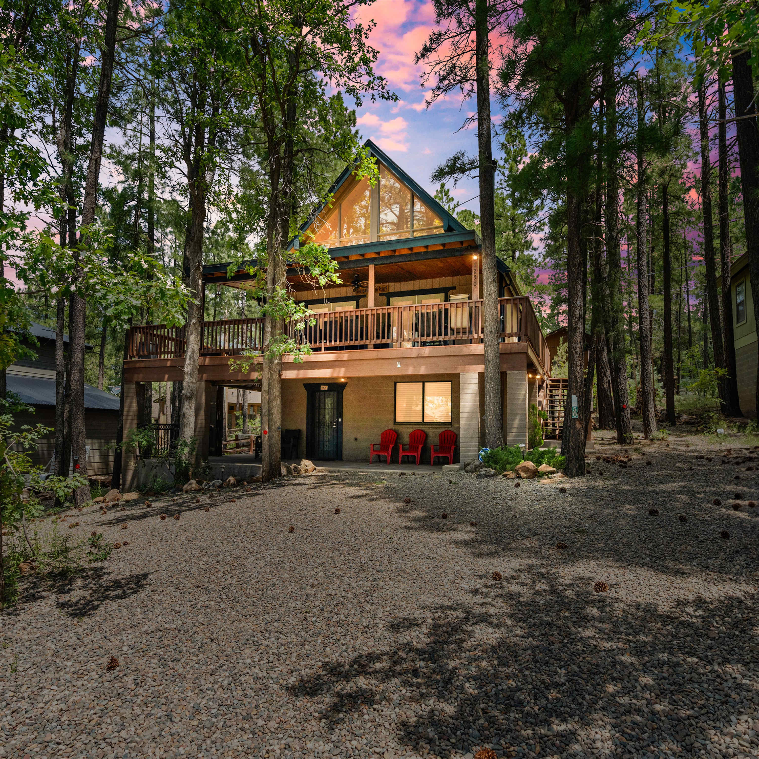 Luxe Pinewood Escape Spacious Cabin for 10 w Firepit