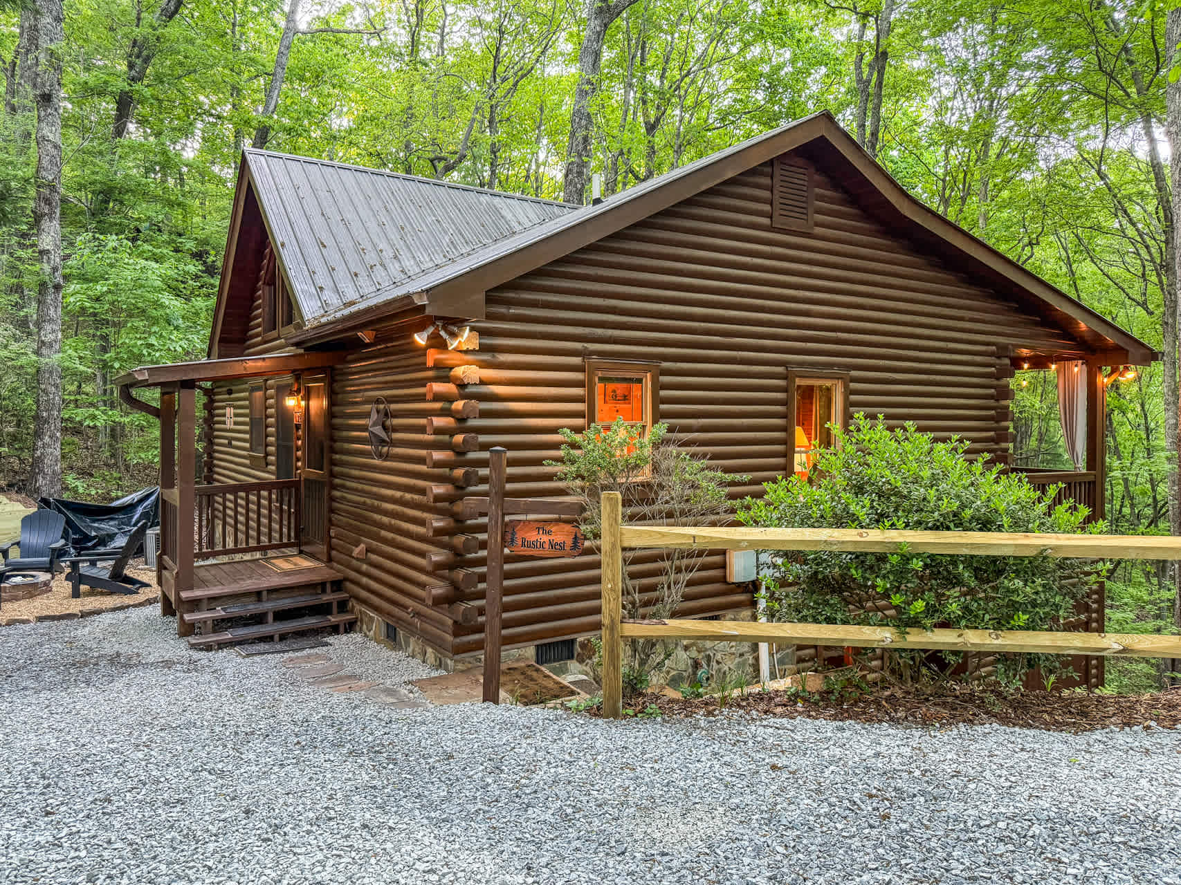 Rustic Nest - Quaint, cozy, dog friendly, hot tub