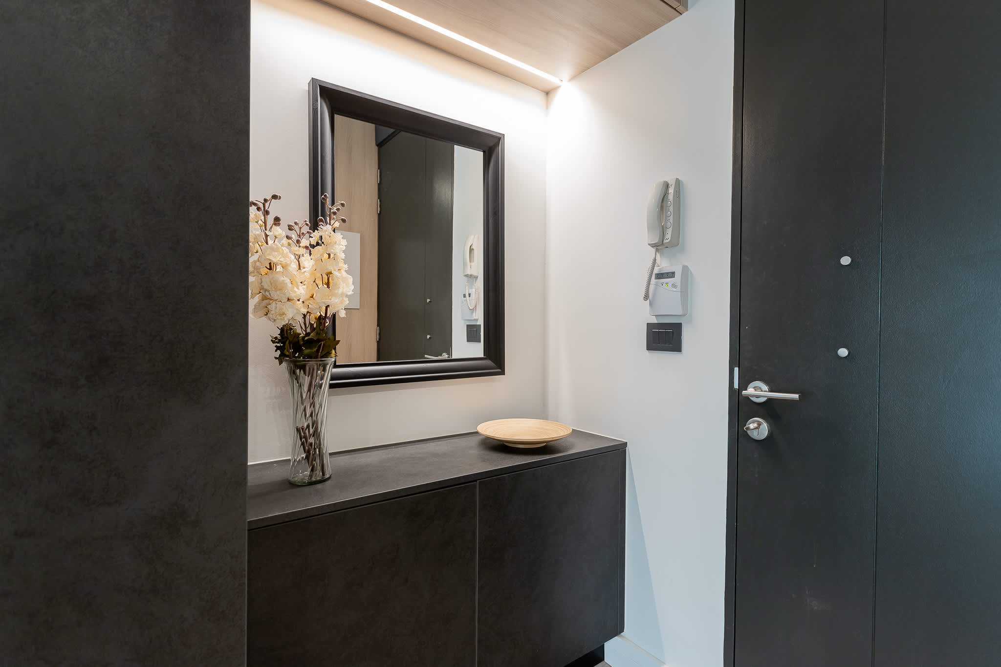 Featuring modern decor and a cozy atmosphere perfect for relaxation.
