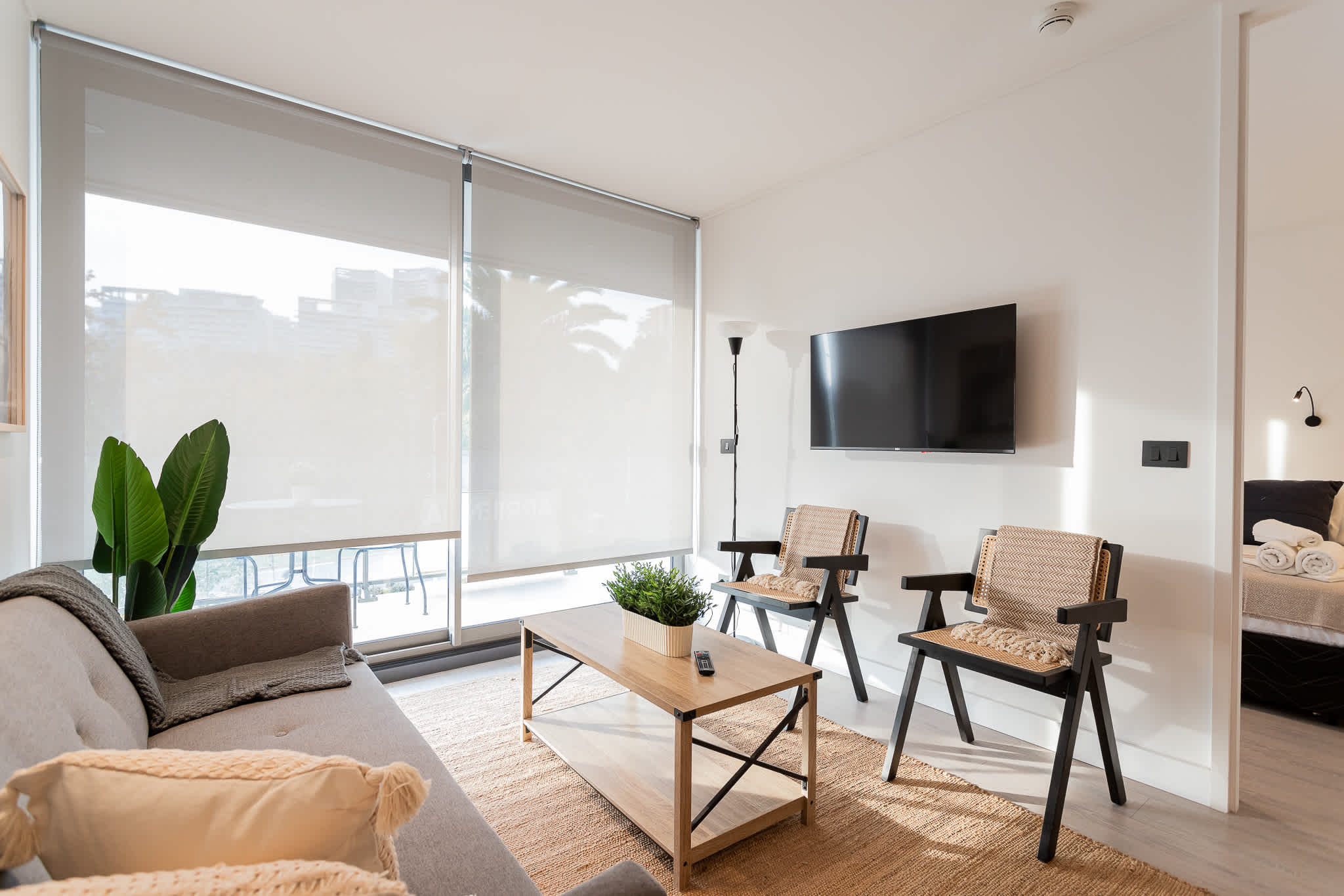 Relax in this bright and modern living room with stylish decor and a cozy atmosphere.