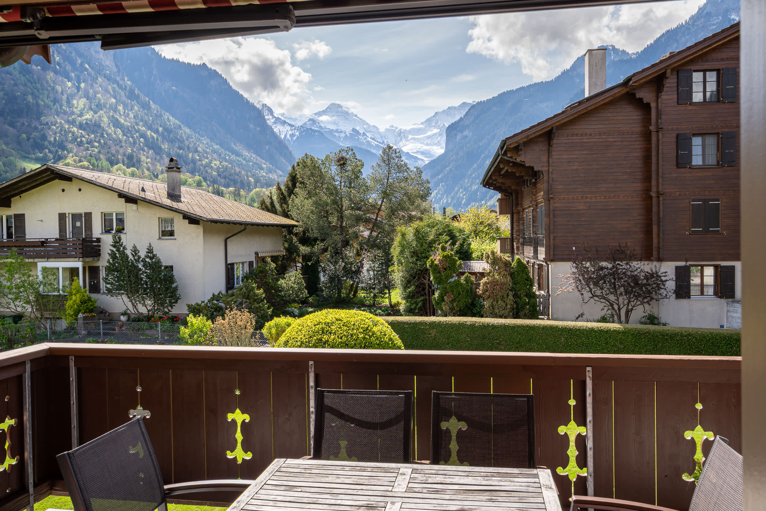 3-Bedroom Apartment with Mountain View Balcony — Wilderswil — vacation rental