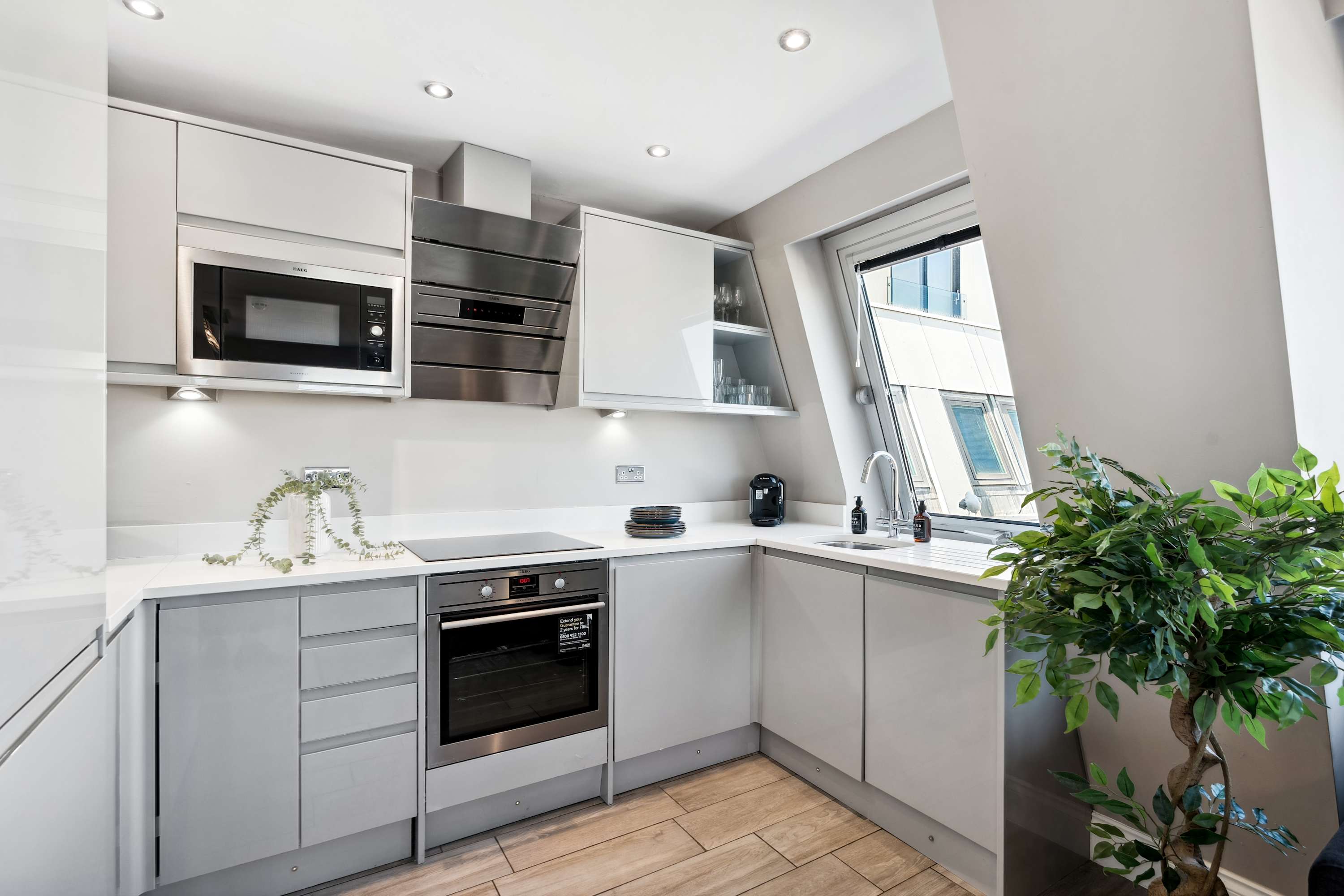 Penthouse Retreat | Rooftop Terrace & Sea Views in Bartholomew Road BN1 1JS - Property image 8 - VivreStays