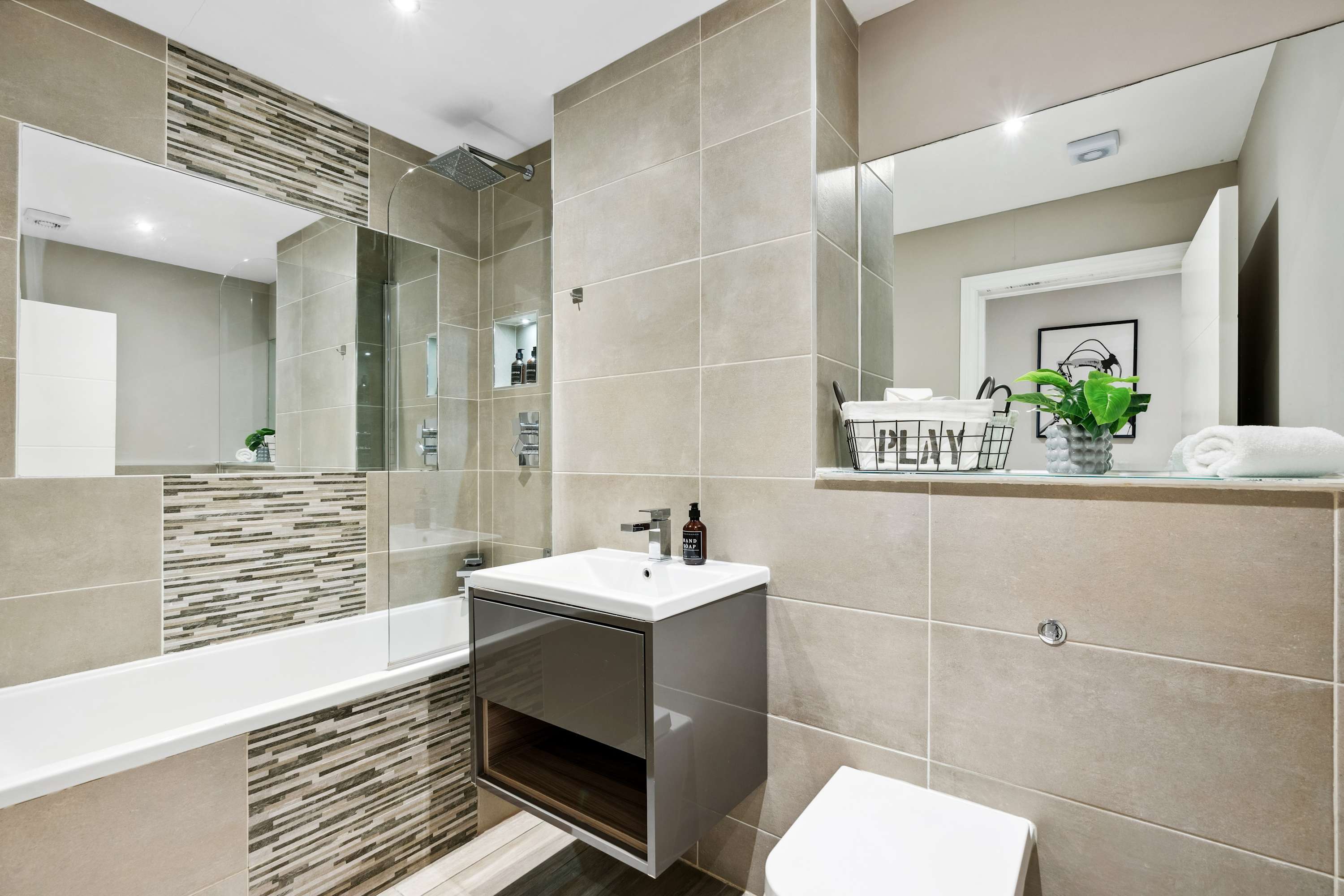 Penthouse Retreat | Rooftop Terrace & Sea Views in Bartholomew Road BN1 1JS - Property image 11 - VivreStays
