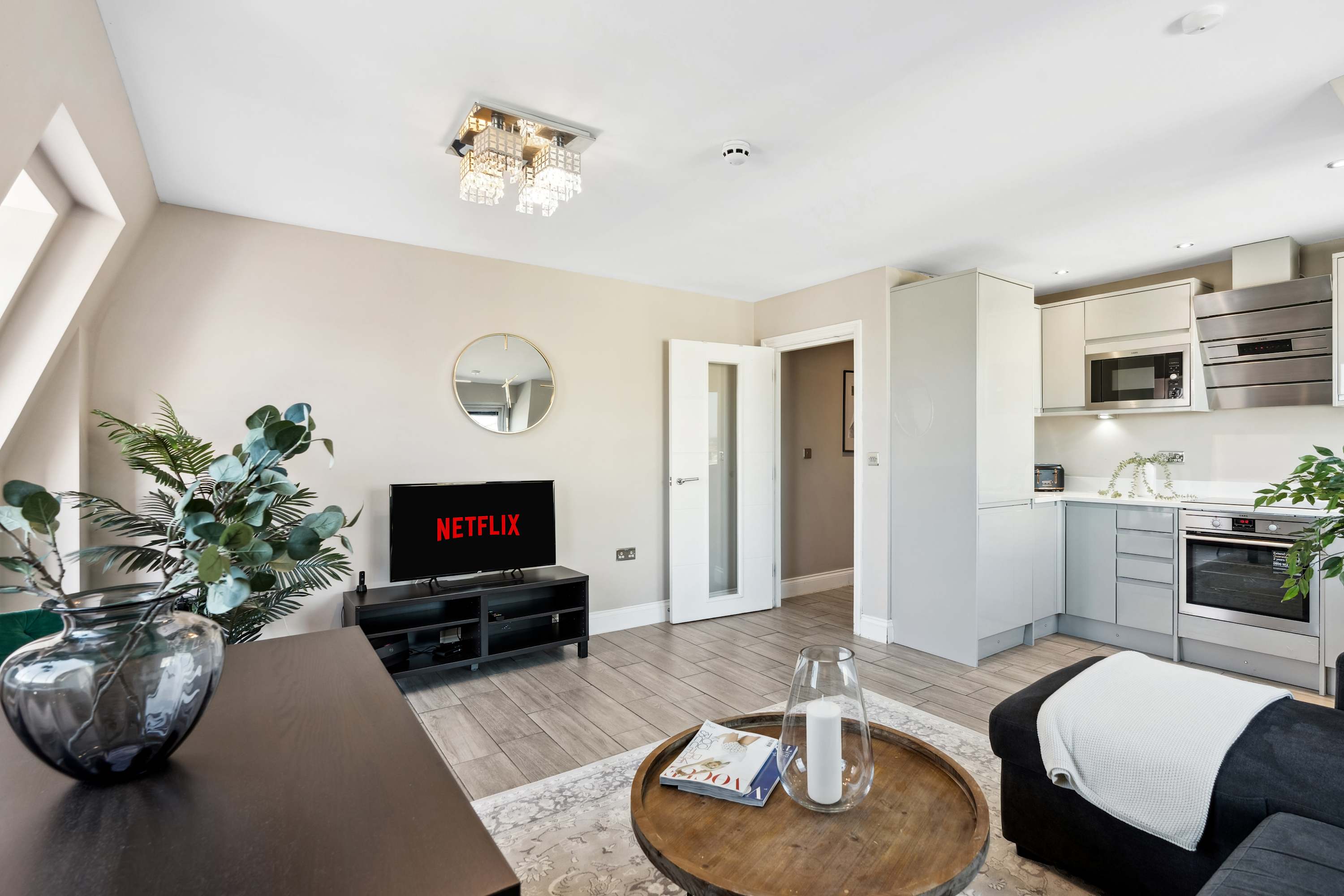 Penthouse Retreat | Rooftop Terrace & Sea Views in Bartholomew Road BN1 1JS - Property image 3 - VivreStays