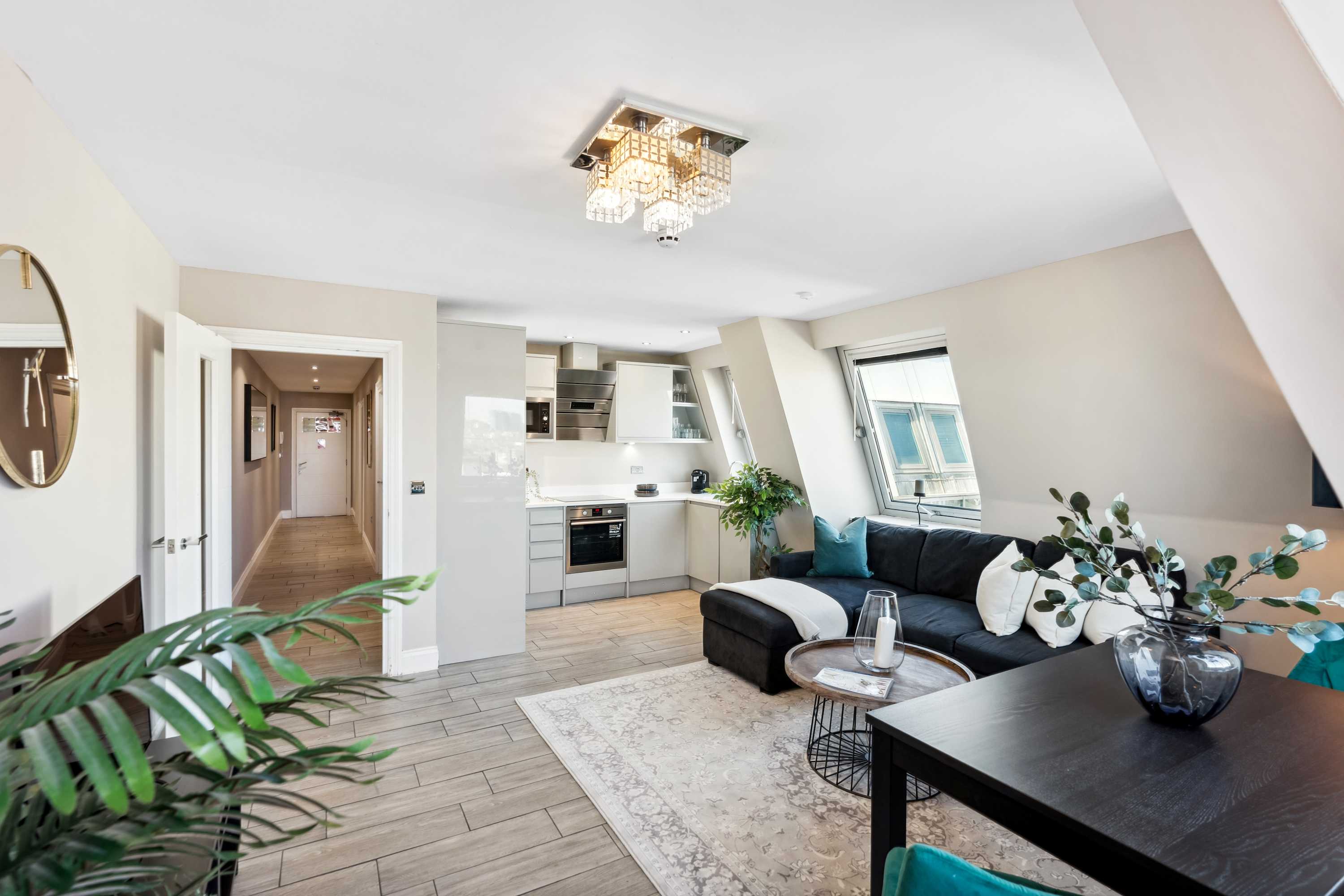 Penthouse Retreat | Rooftop Terrace & Sea Views in Bartholomew Road BN1 1JS - Property image 9 - VivreStays