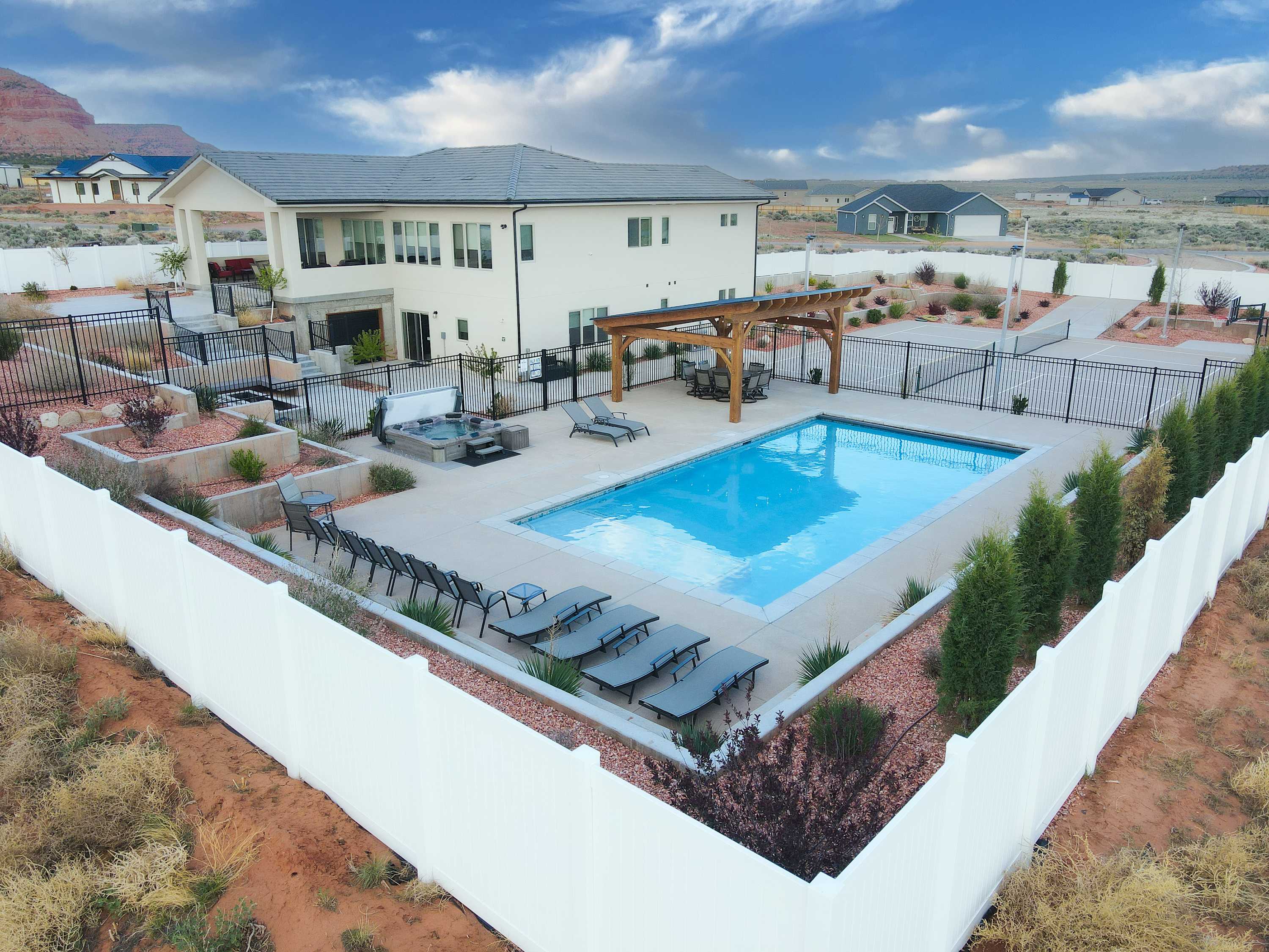 Kanab Vacation Home with Private Pool, Hot Tub, Pickleball and Basketball courts. Centrally located to Zion National Park and Bryce Canyon! — Kanab, UT — vacation rental