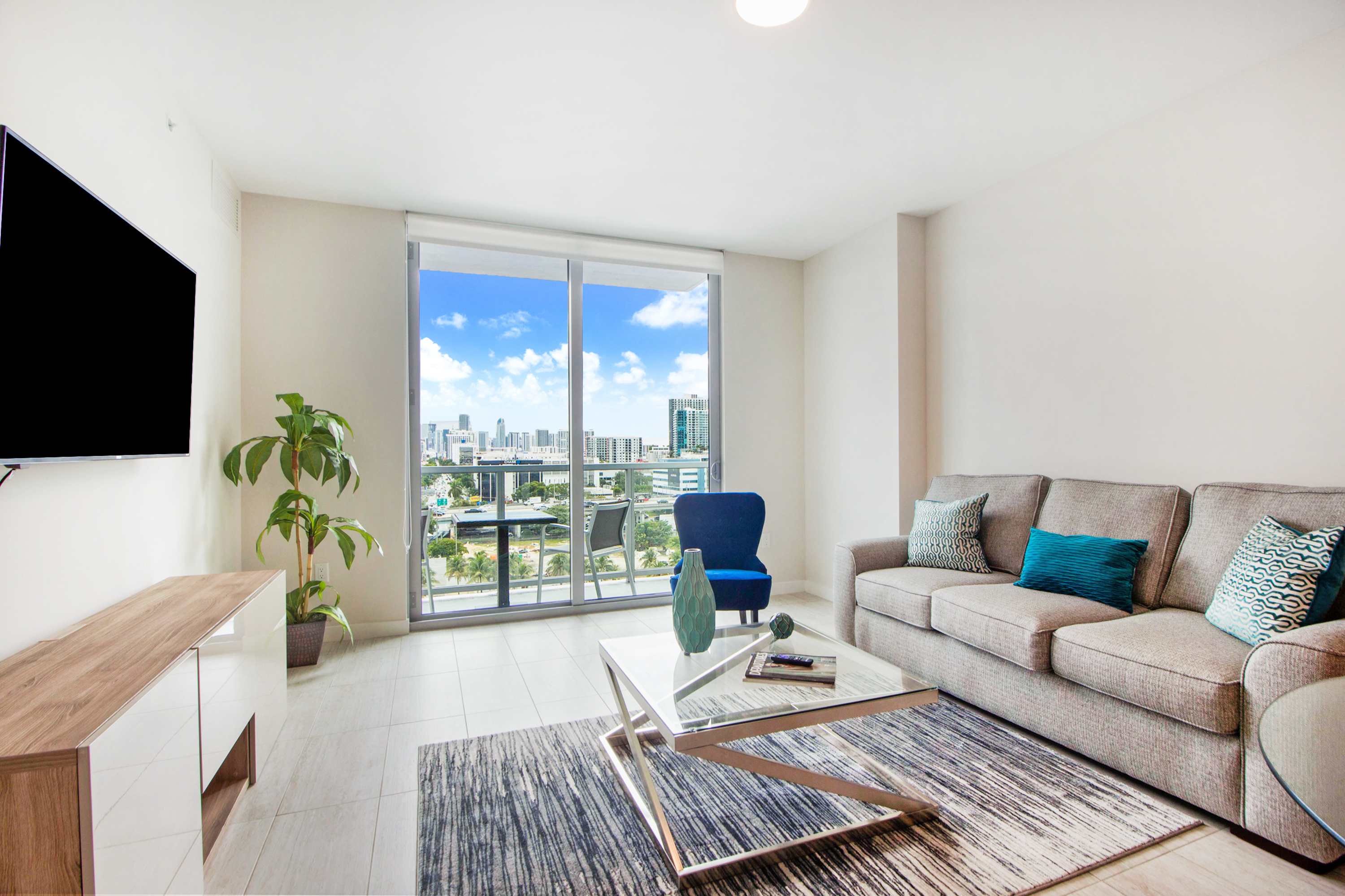 Nice 1 Bdrm Condo City & Partial Bay Views - Picture 1