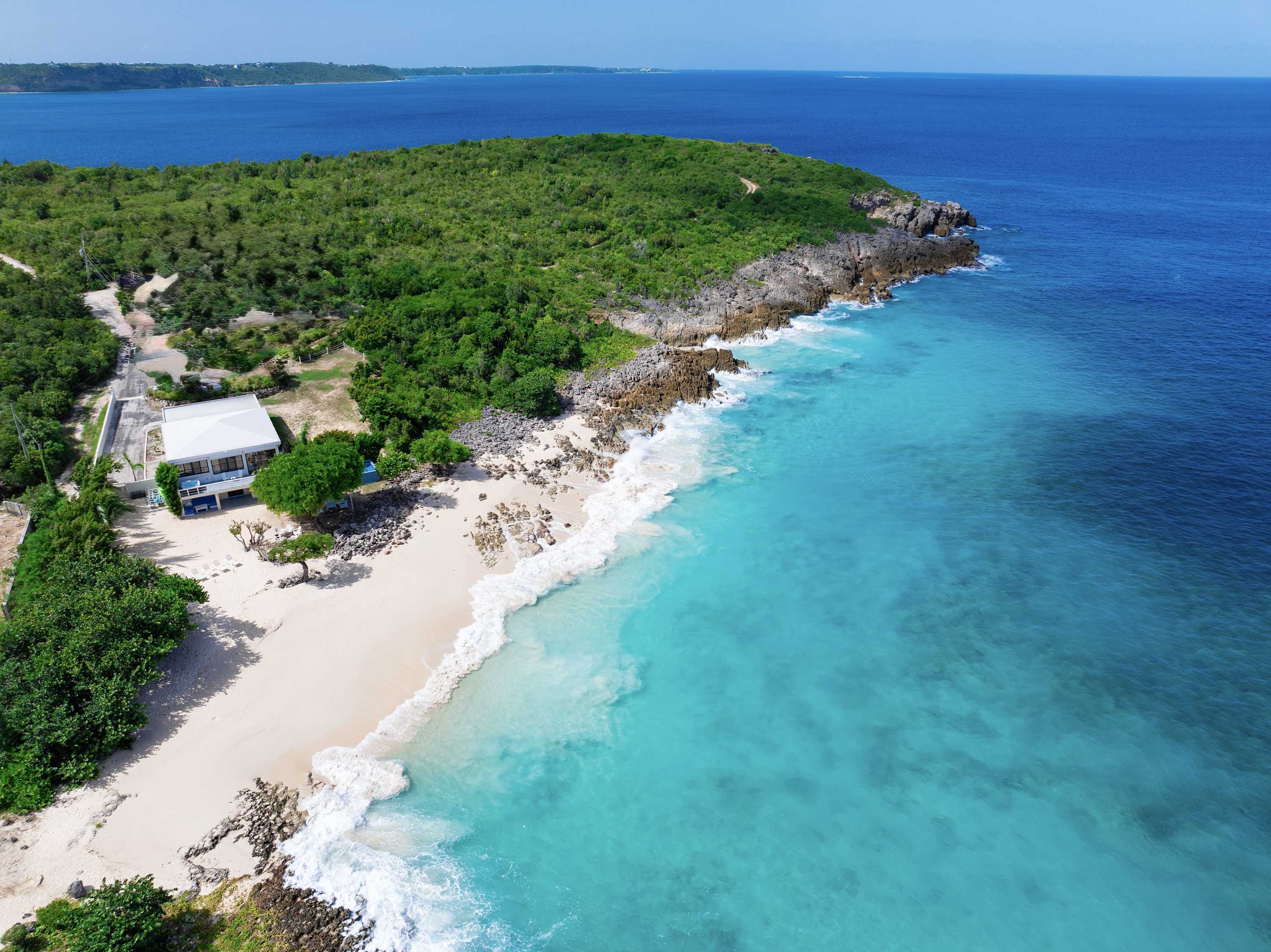 Seashell Beach House (4 bedrooms) - Beachfront villa, Limestone Bay...