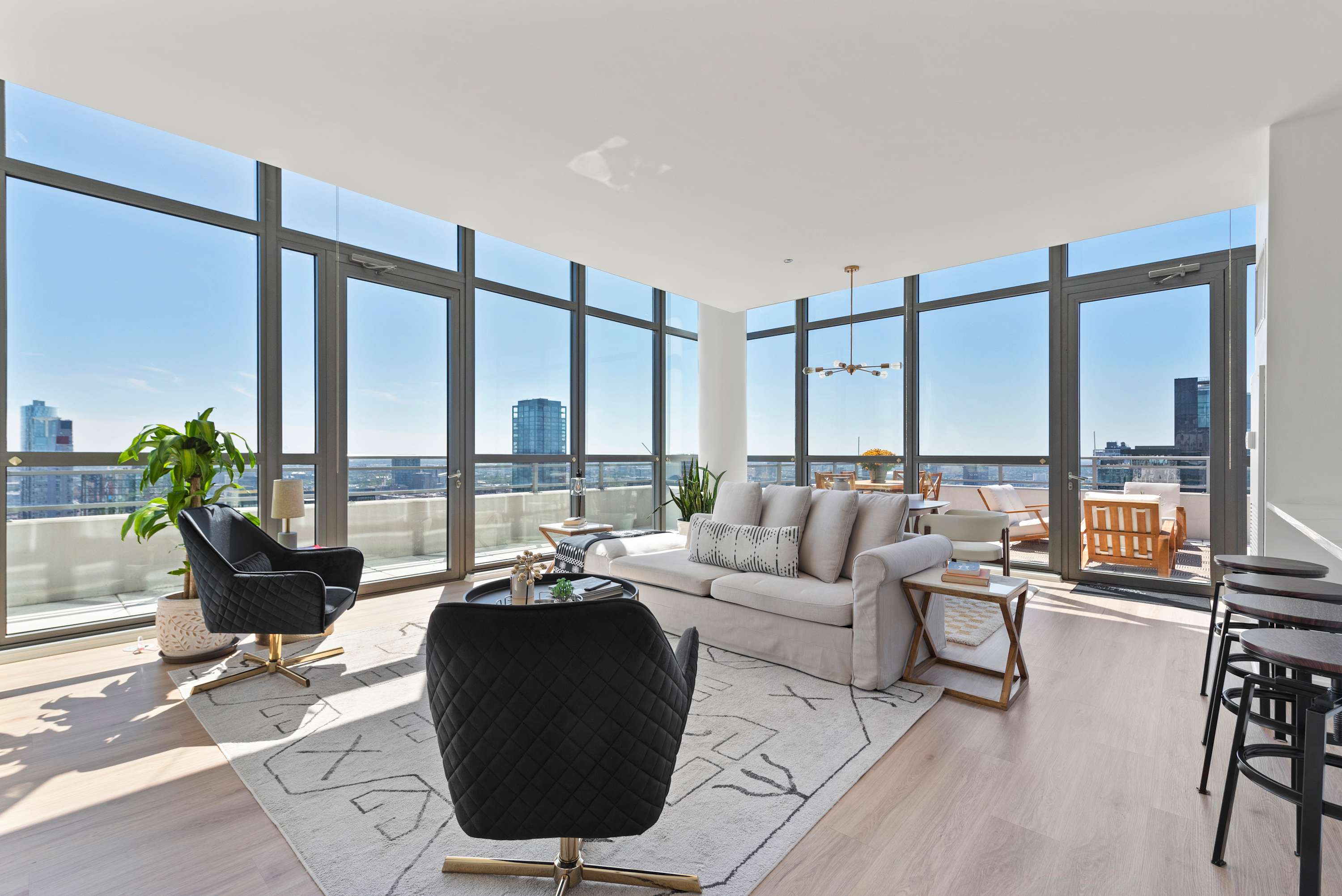 West Loop Ph: Unmatched Views & Private Deck - Chicago