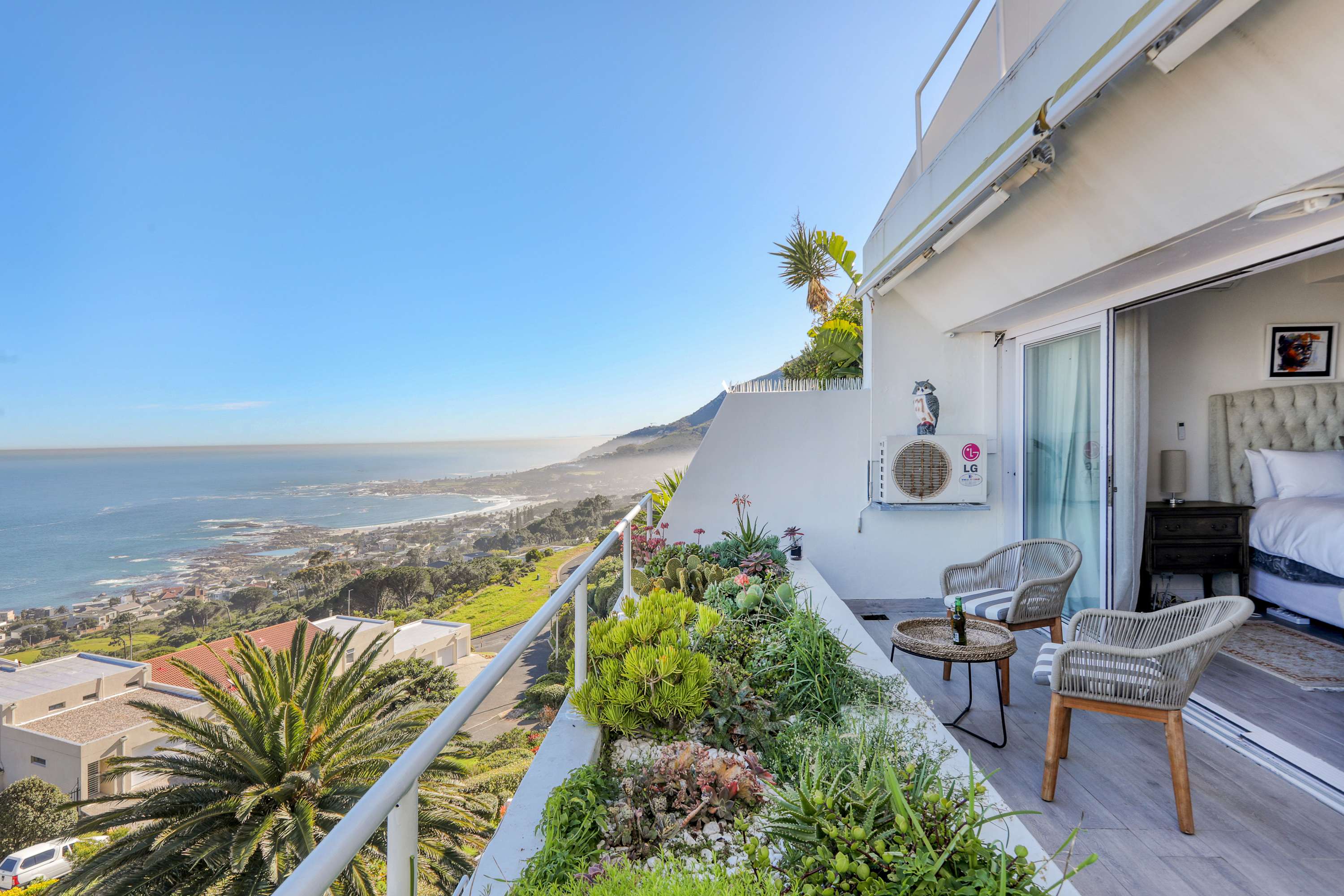 Bella Vista Camps Bay - Apt with Ocean Views — Cape Town, Western Cape — vacation rental