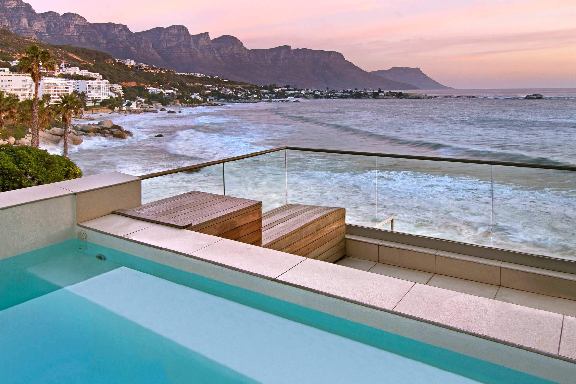 Clifton Views - Elegant Apt with pool & sea views — Cape Town, Western Cape — vacation rental