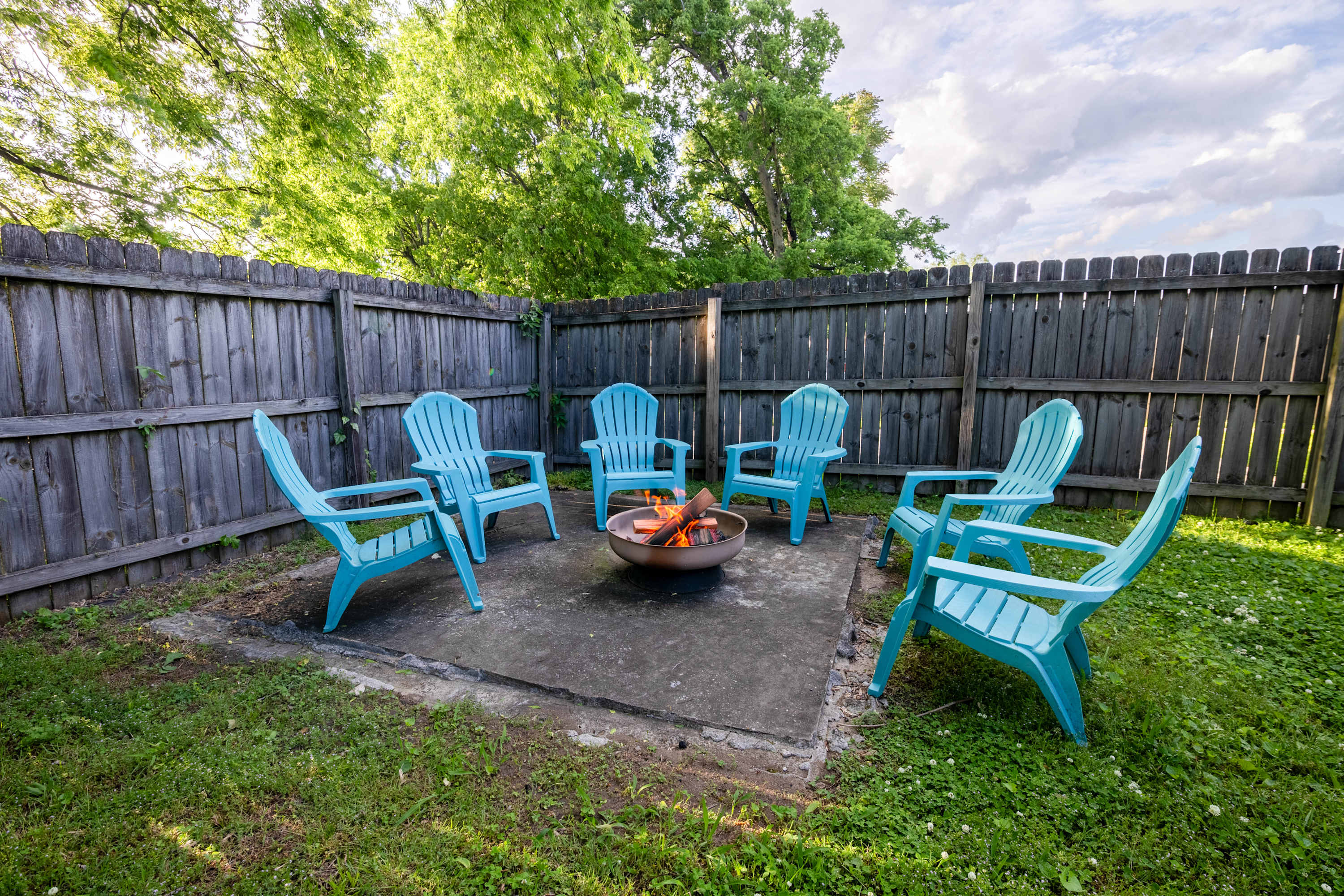 East Nash Bungalow | Fire Pit + Yard | Sleeps 6