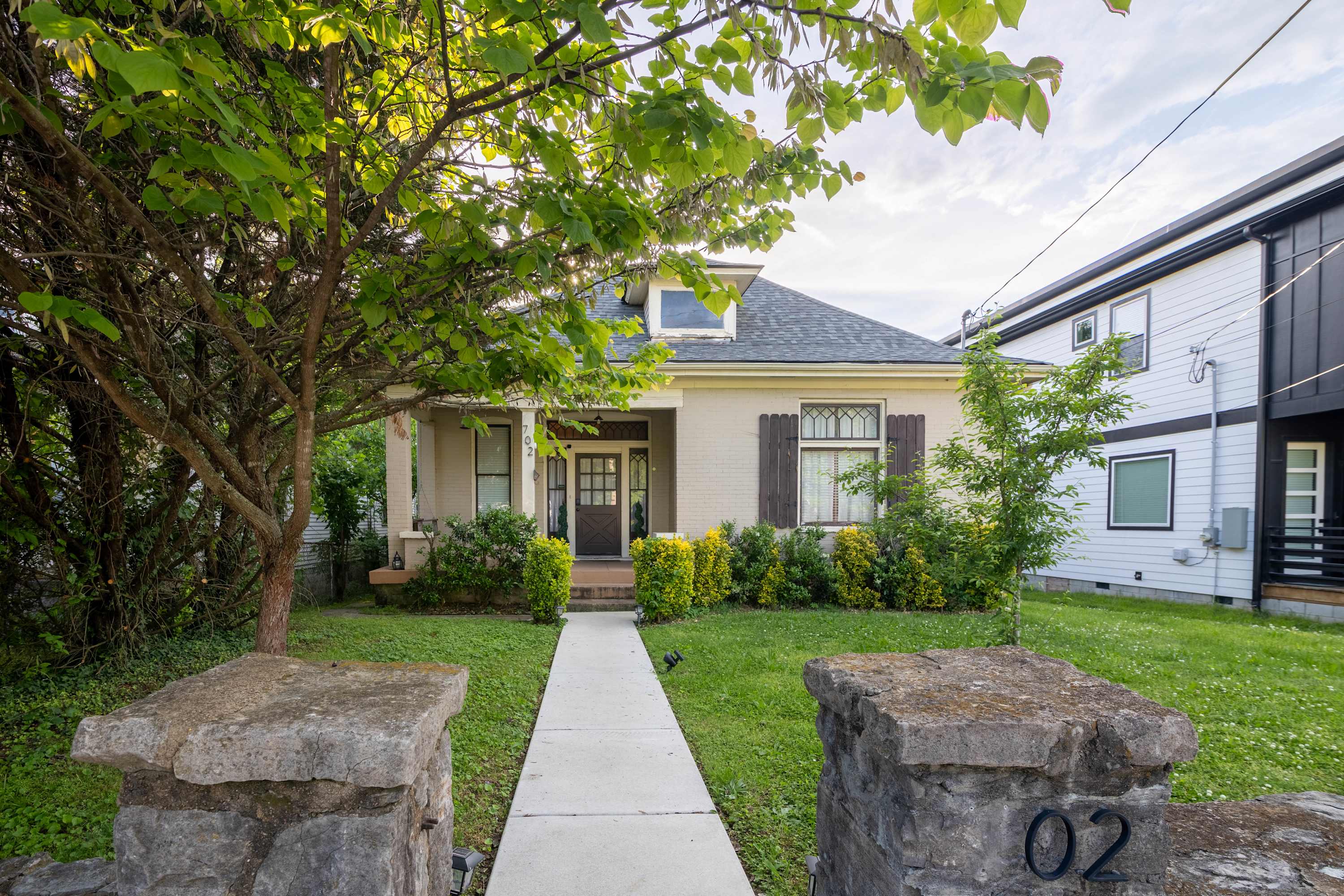 East Nash Bungalow | Fire Pit + Yard | Sleeps 6