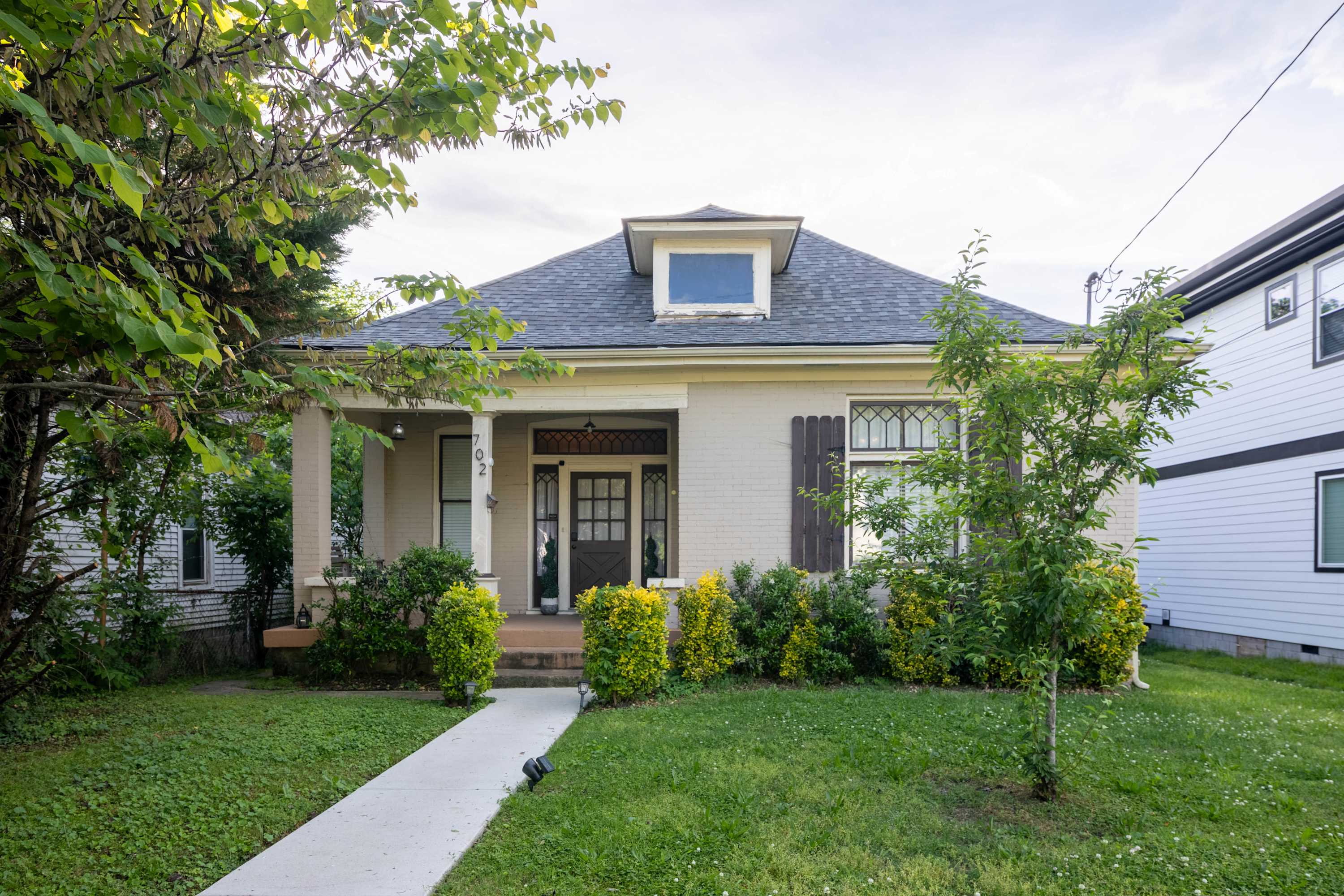 Craftsman Bungalow Ā· Yard + Fire Pit Ā· East Nash