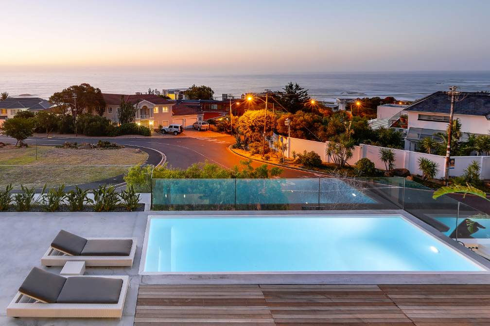 Jo Leo - Camps Bay Luxury Villa with views & pool — Cape Town, Western Cape — vacation rental