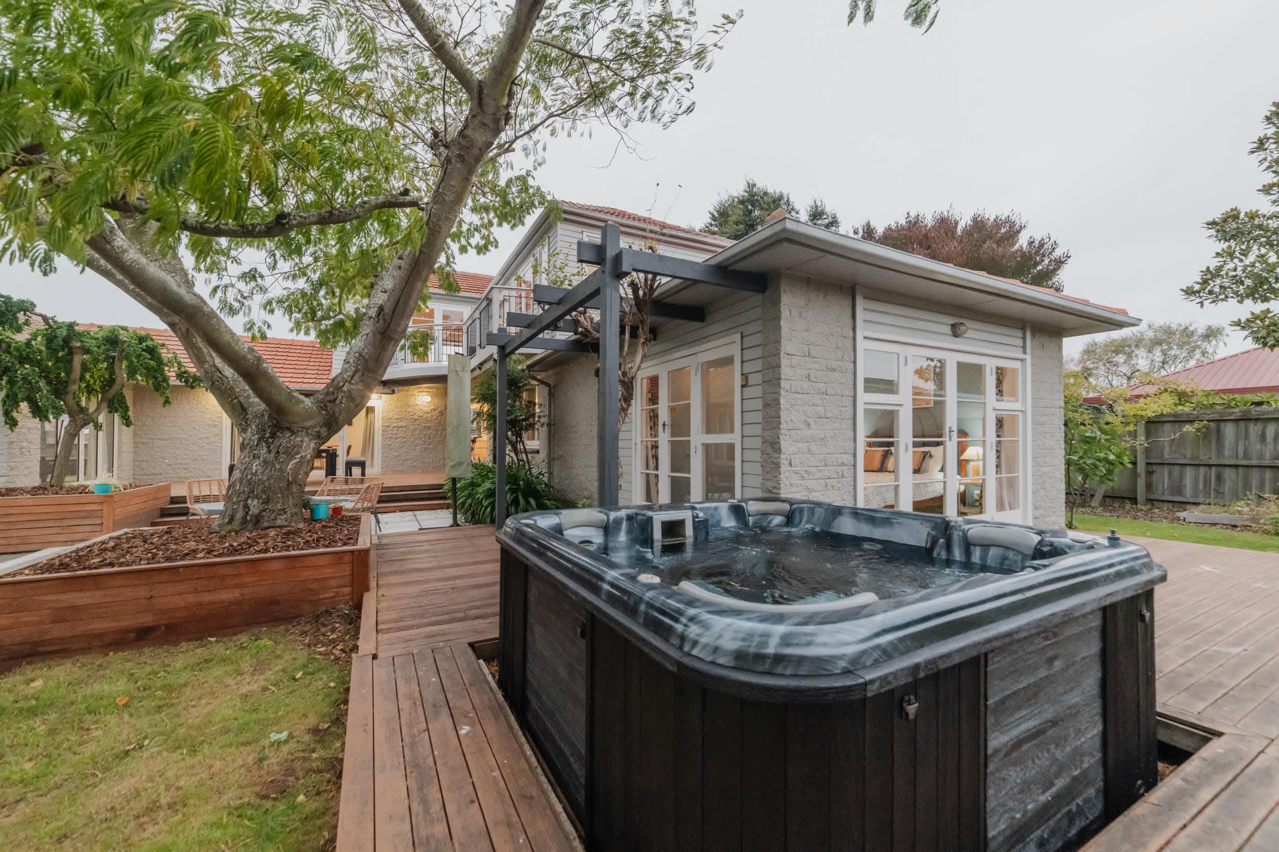 5BR Retreat – Garden & Deck Near Airport