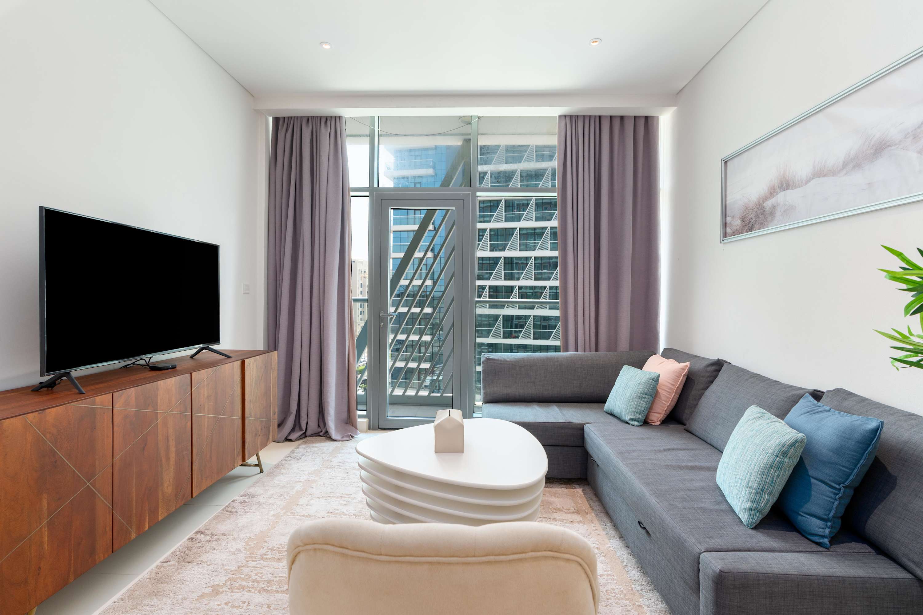 Stylish 1BR in Palm Jumeirah with Private Beach - Picture 1